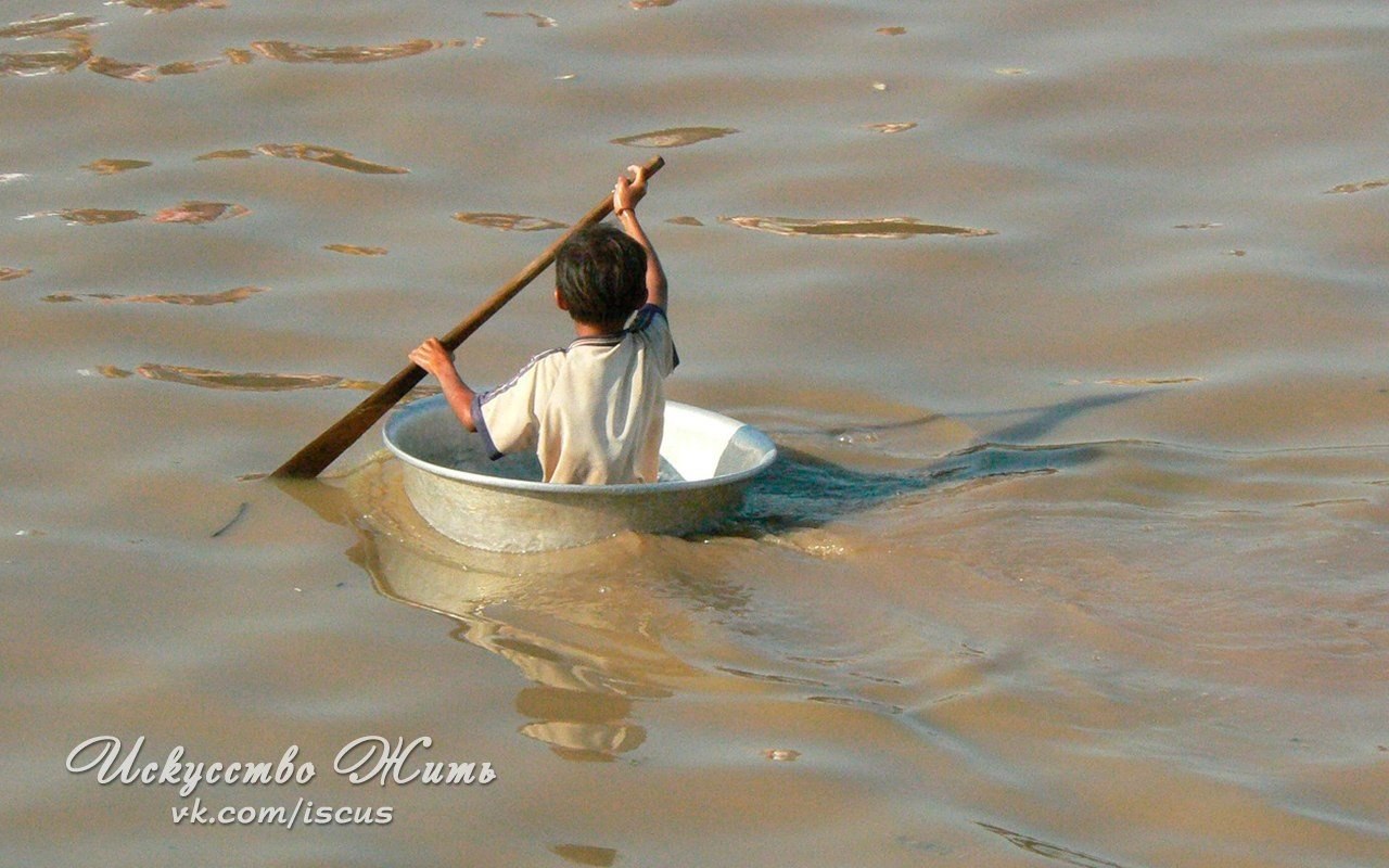 Человек переплывает реку. Человек плывет на лодке с веслами. Плывет в тазике. Человек на плоту. Человек в корыте.