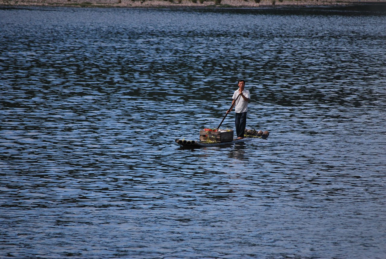 Человек переплывает реку. Лодка на реке с людьми. Человек в лодке на озере. Человек у реки. Человек на плоту.