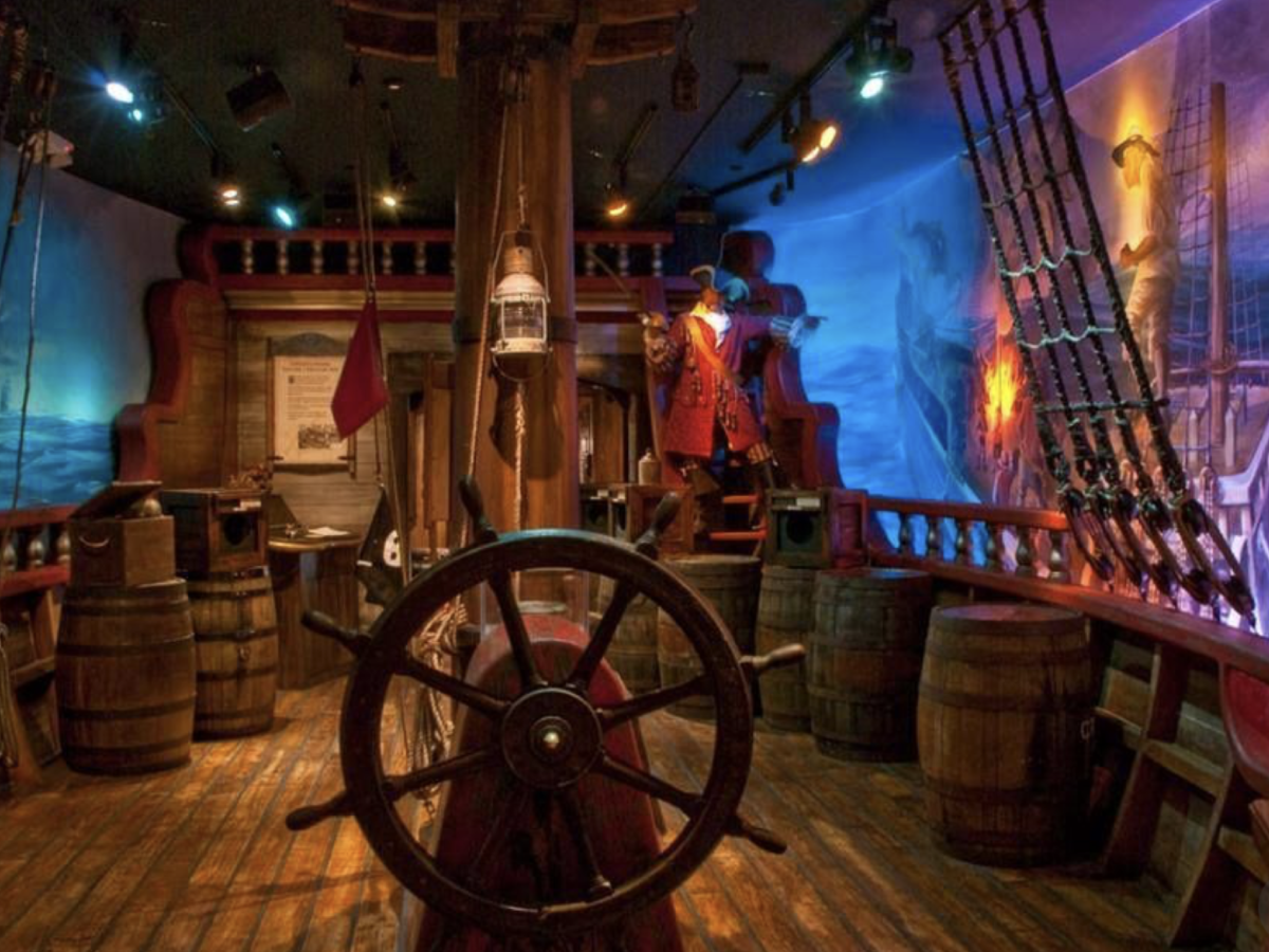 Старая палуба. Корабль-музей «гото-Предестинация». Гото Предестинация трюм. Каюта капитана пиратского корабля Барбосса. Пиратская каюта капитана.