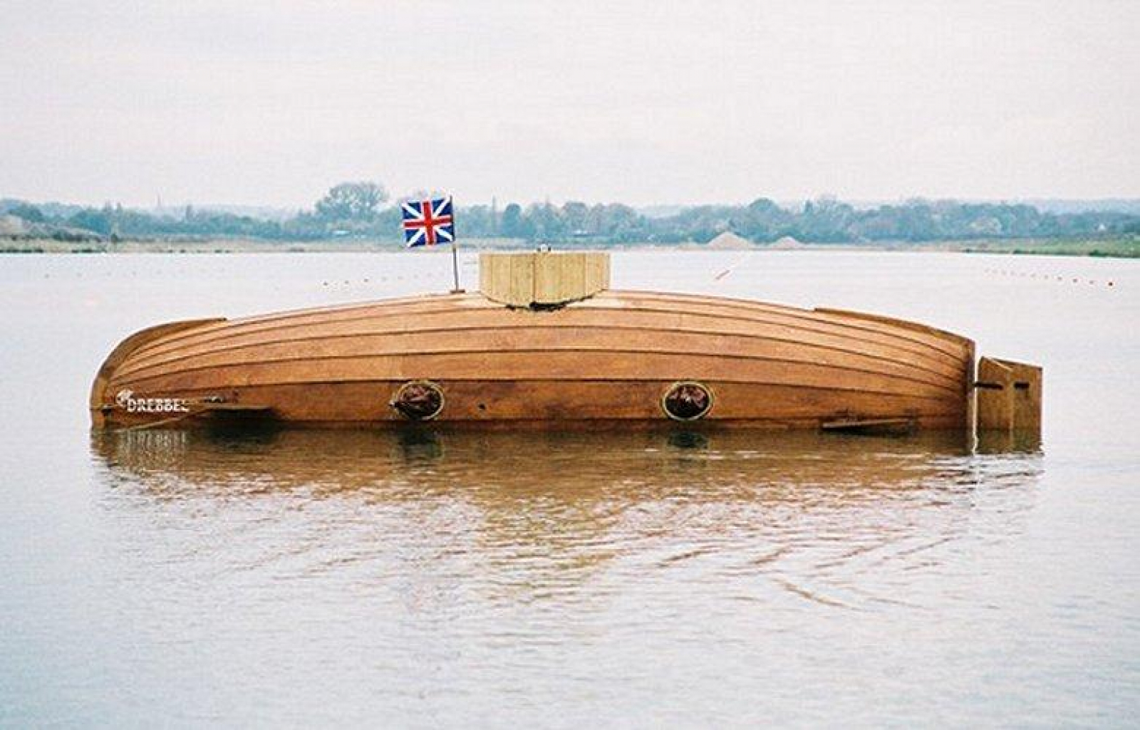 Первая лодка в мире. Подводная лодкакорнелиус дереббель. Подводная лодка Ван Дреббеля. Корнелис дробель подводная лодка. Корнелиус Дреббель первая подводная лодка.