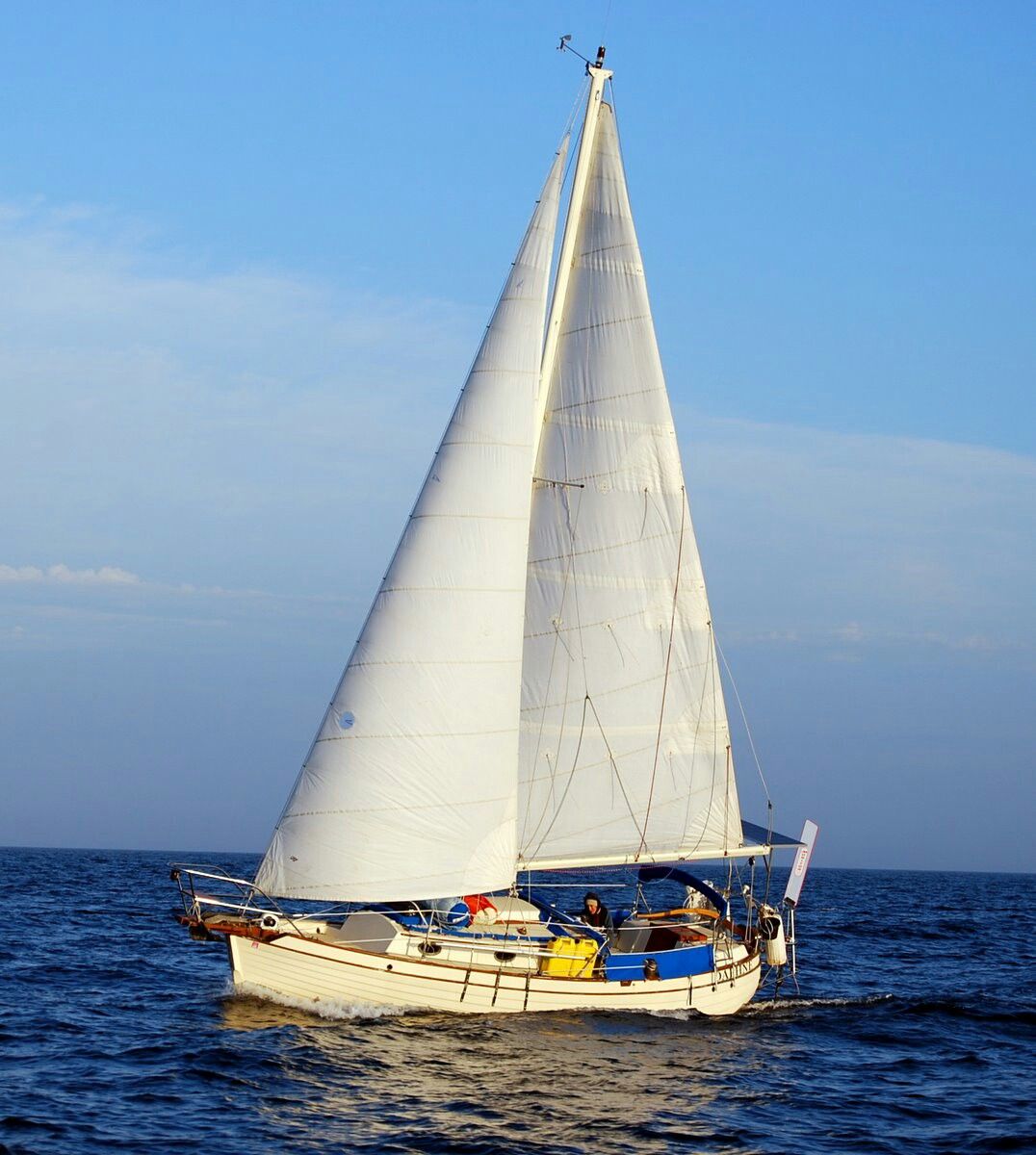 Маленький корабль. Капелла парусная яхта. Norsea 27 sailboat. Парусная яхта Телига 136. Небольшая парусная лодка.