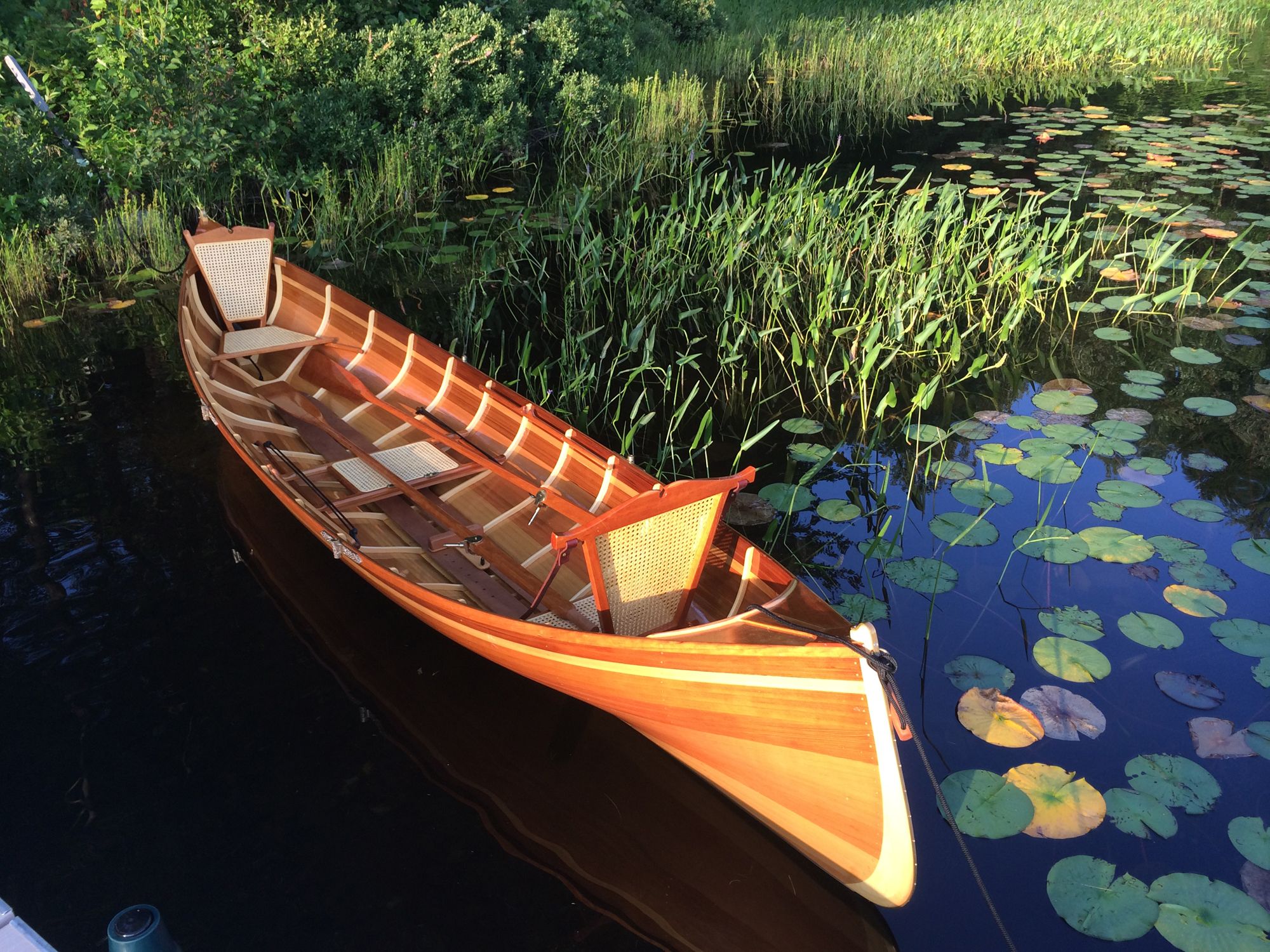 Деревянная лодка. Каноэ Адирондак. Как выглядит лодка. Кевларовая лодка. Adirondack Guide Boat.