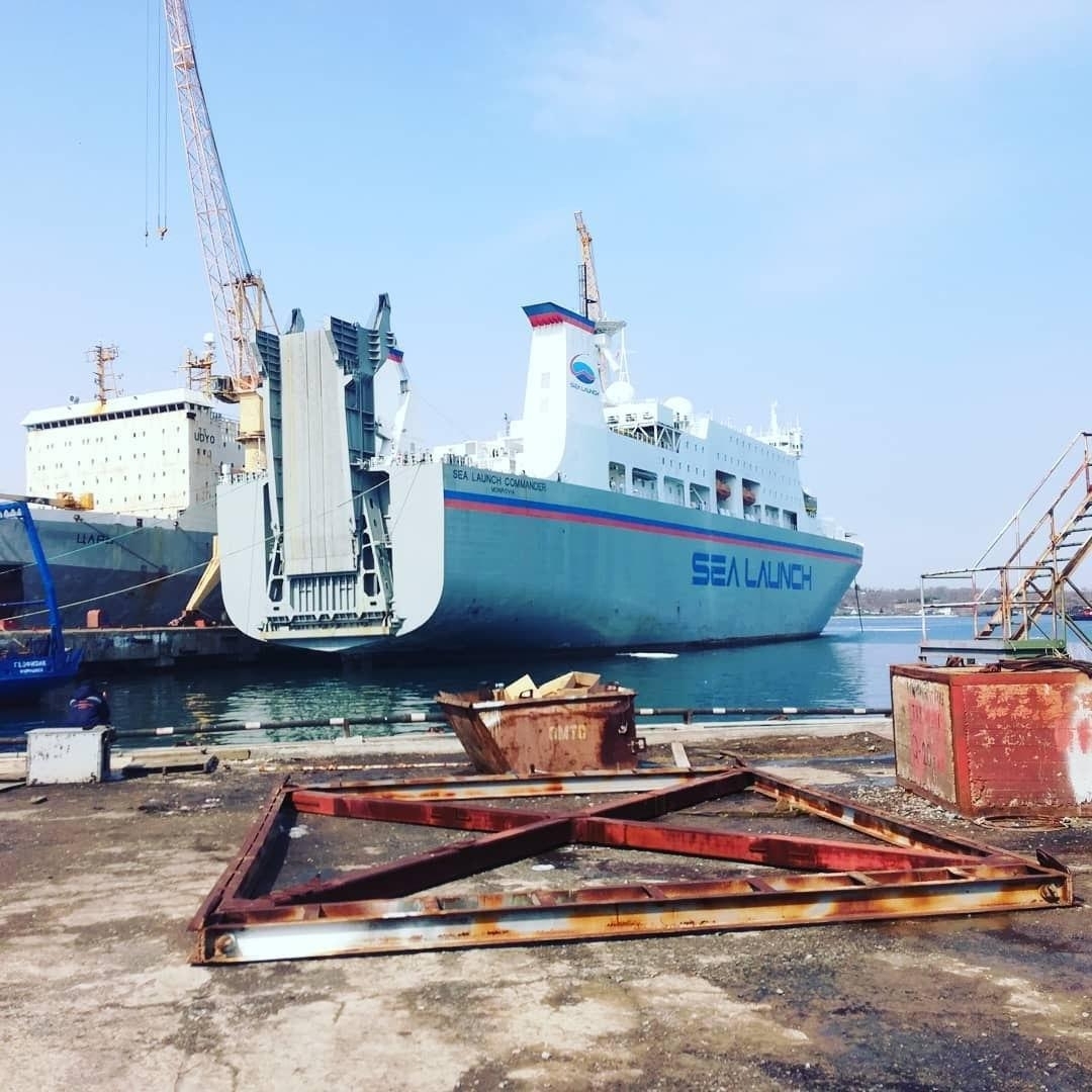 Порт славянка. Морской старт Sea Launch Commander. Морской старт в порту Славянка. Sea Launch Commander судно. Морской старт плавучий космодром Славянка.