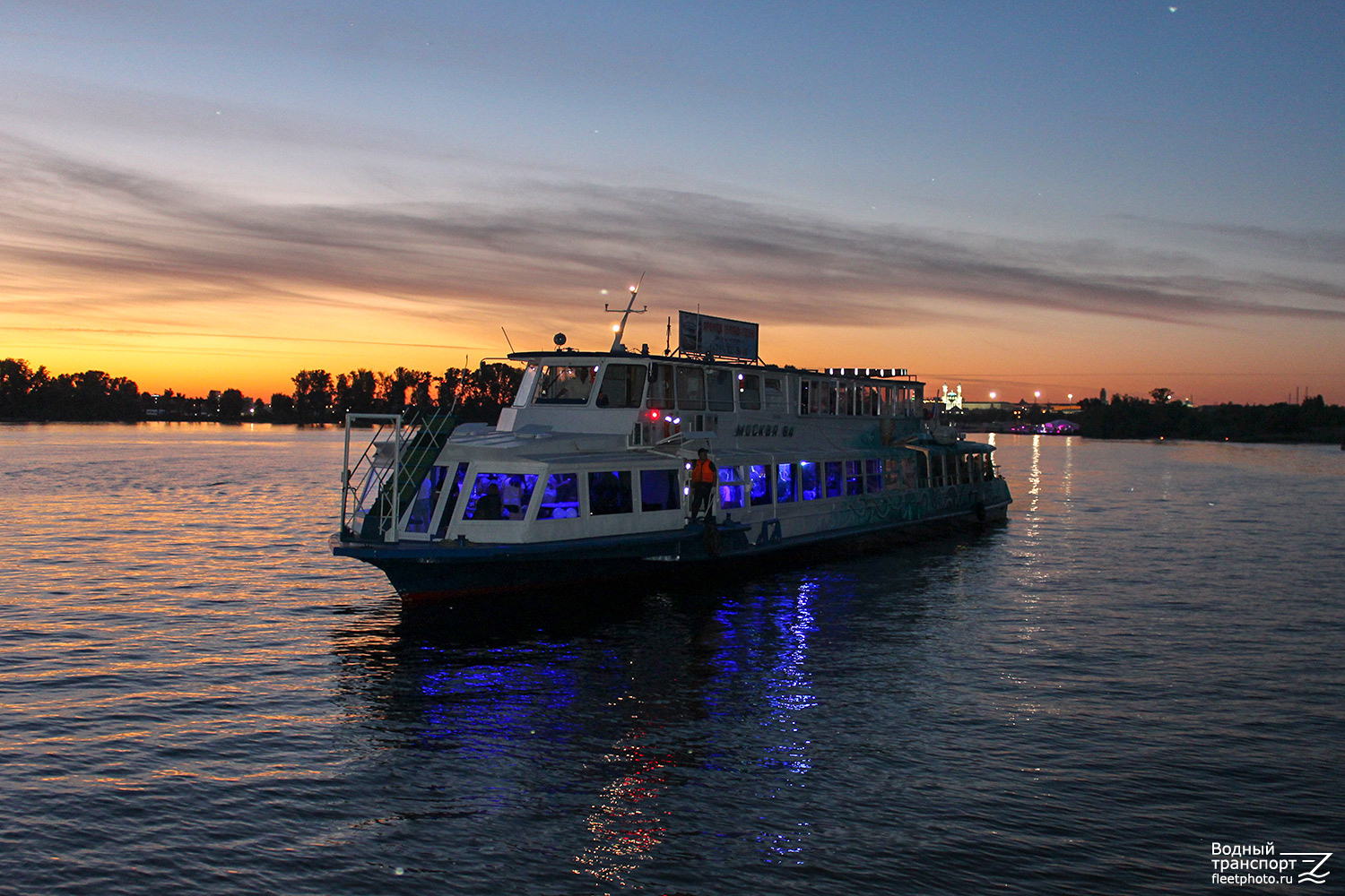 Судно московский. Теплоход Москва река. Водный транспорт теплоход RSD-18. Москва 84 теплоход. Корабль на Москве реке.