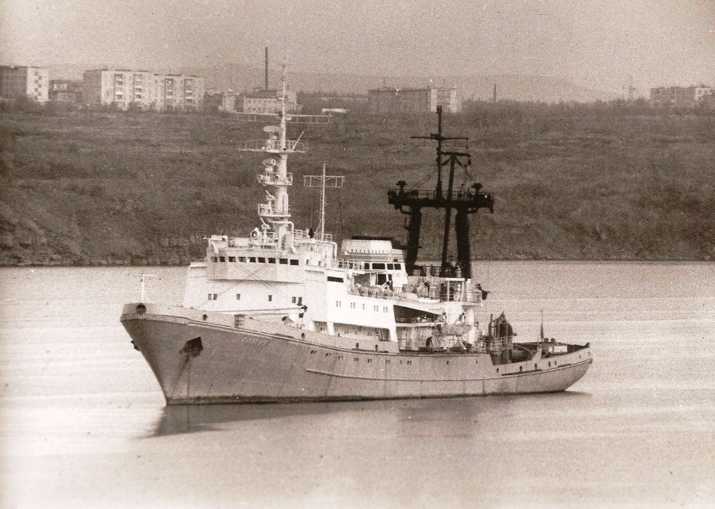 Спасательное судно алтай. Океанский буксир спасатель Барс 1452. Спасательное судно Алатау. Спасательный буксир «Алатау». Океанское спасательное судно Алатау.