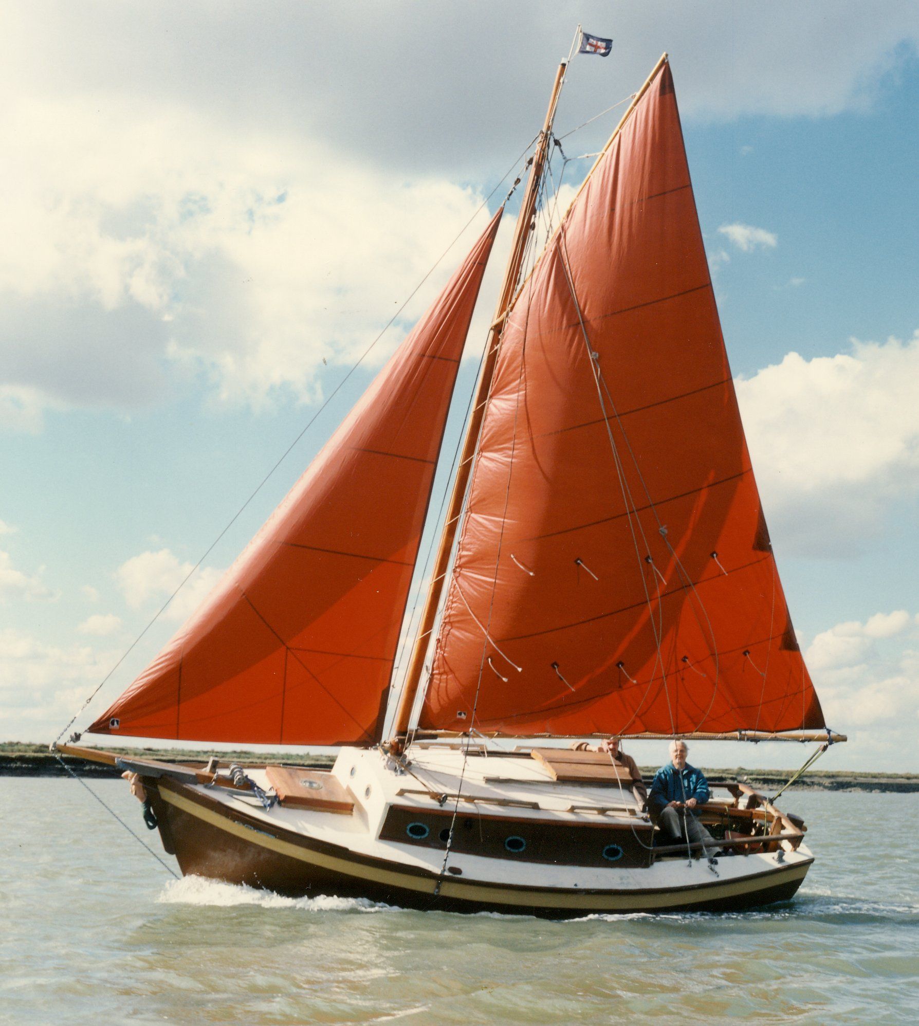 Сани с парусом. Швертбот sailboat. Деревянная парусная яхта швертбот. Стаксель Парус катамаран. Баркас парусный.