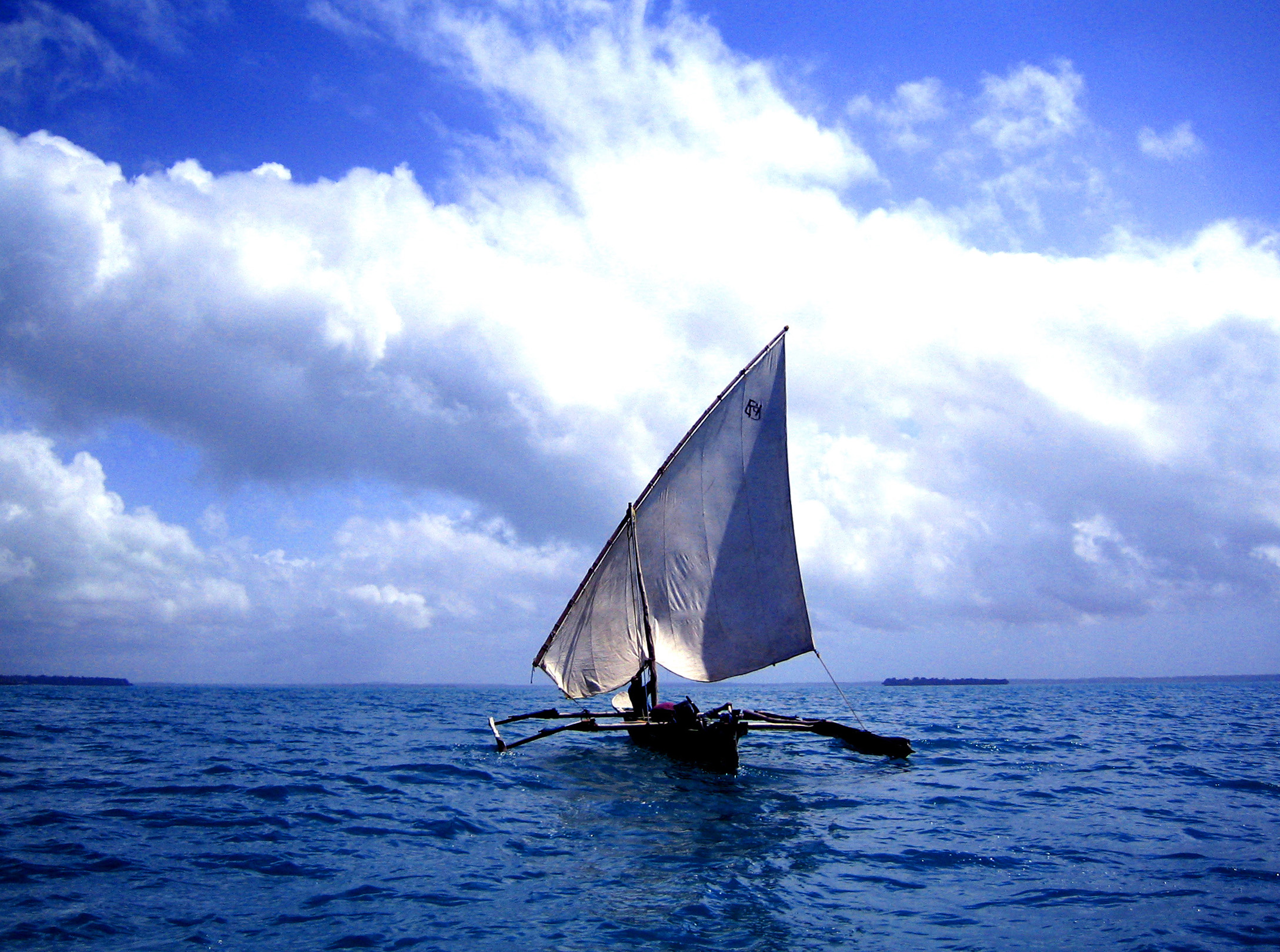 Sail. Парус на лодке. Лодка под парусом. Небольшая лодка с парусом. Парусник маленький.