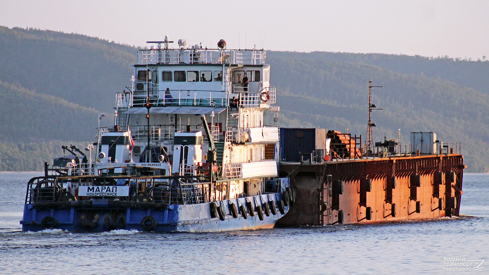 Поморское беспалубное судно на белом море