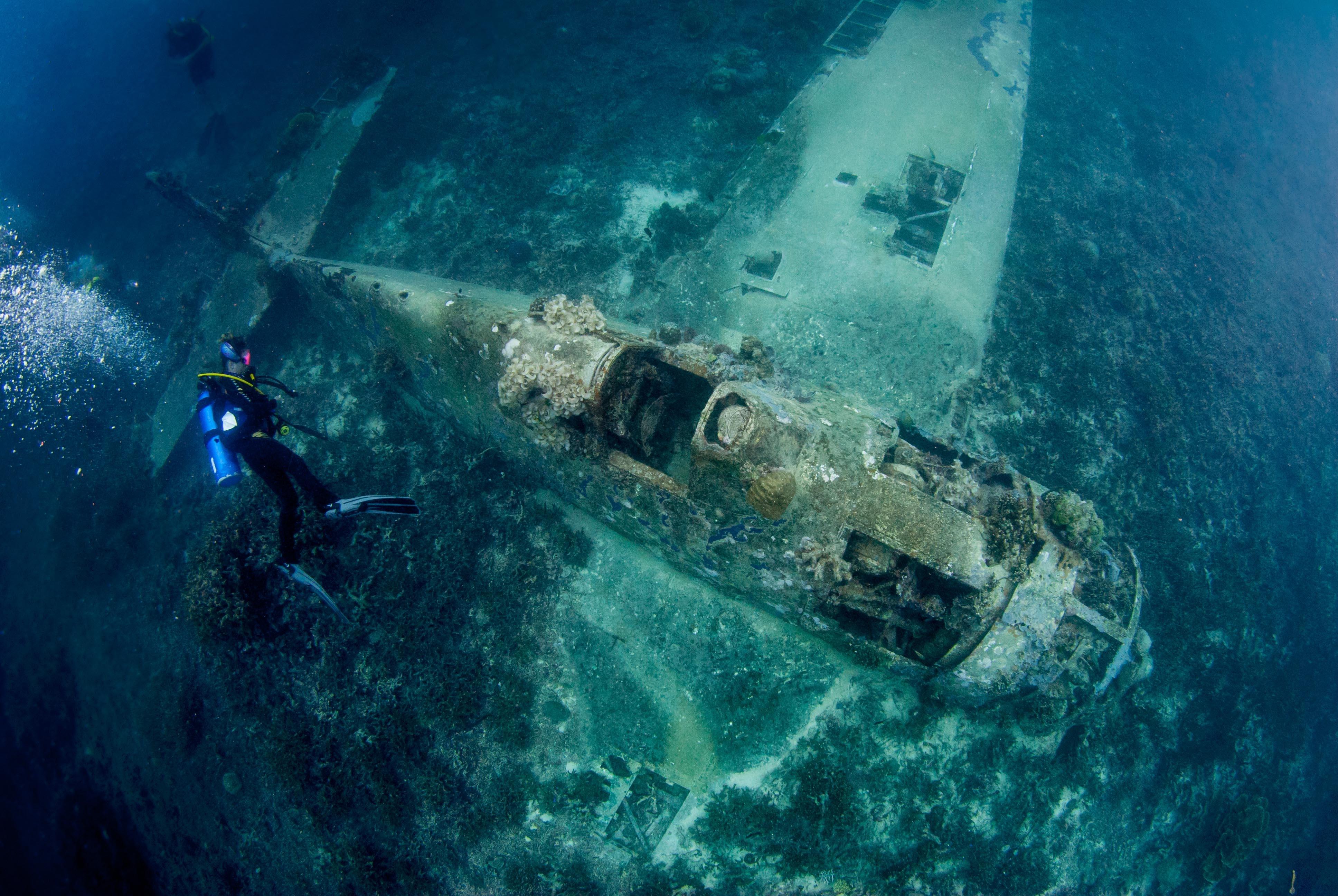 Мир затопили в тихом океане. Острова Чуук подводное кладбище кораблей. Океанос корабль на дне. Затонувшая подводная лодка второй мировой войны. Норманс Кей затонувший самолет.