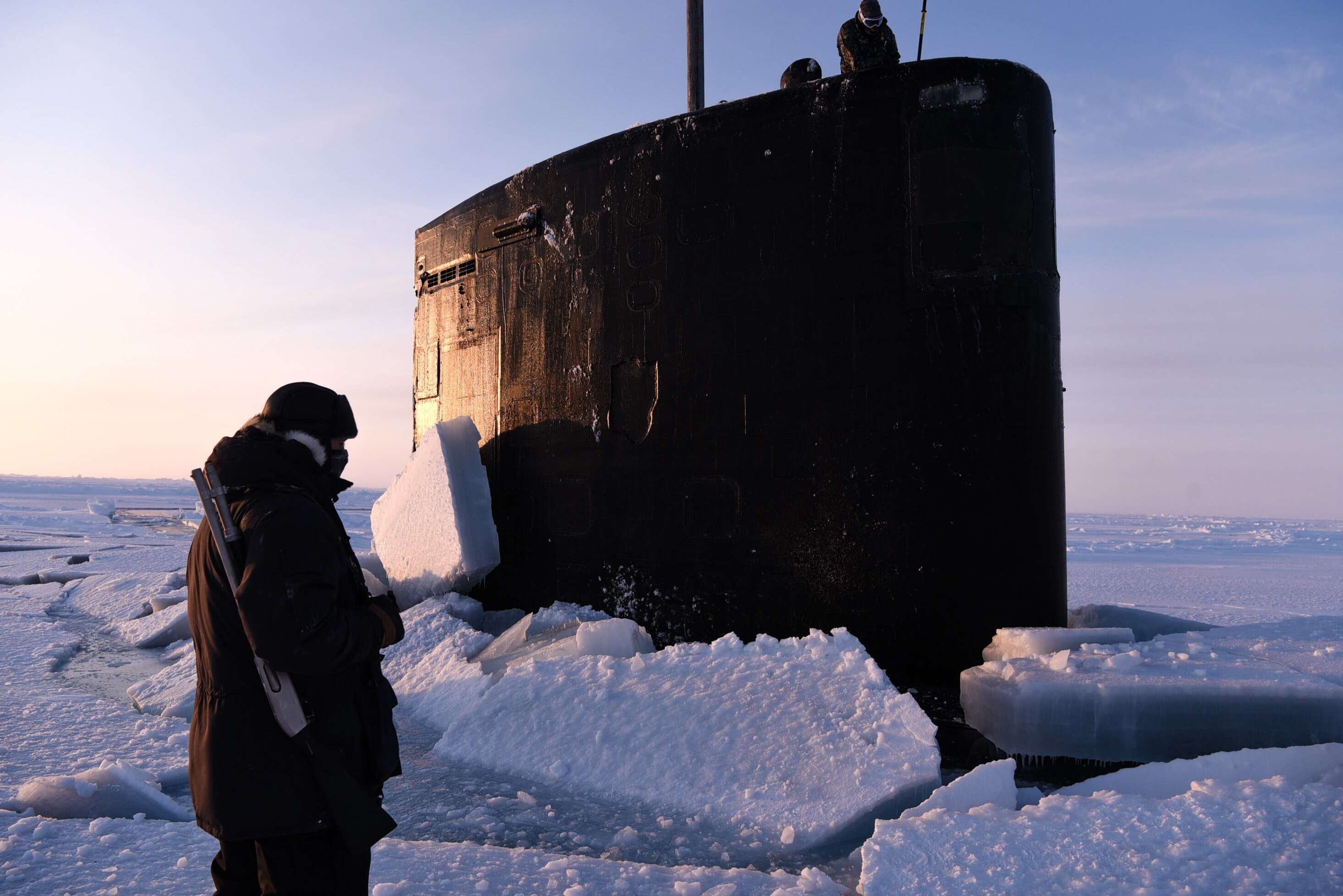 Песня где лодка. Всплытие 3 подводных лодок в Арктике. Подводная лодка 667бдрм во льдах. Подводная лодка во льдах Арктики. Подлодка в Арктике.