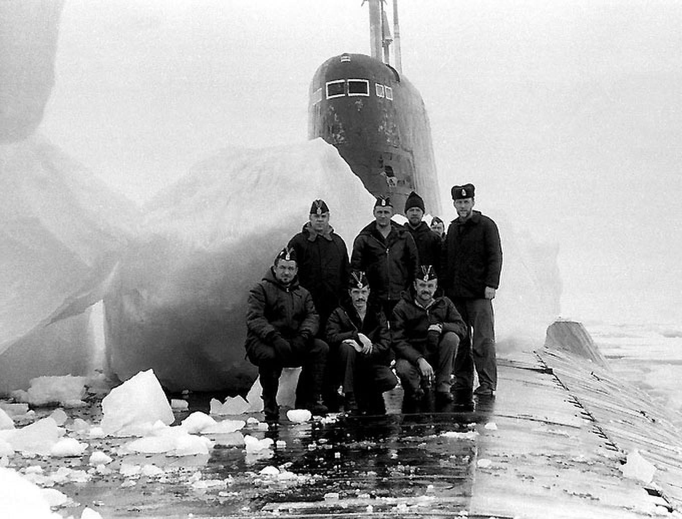 Байки северного флота. Подводная лодка акула проект 941. Проект 941 акула всплытие во льдах. ТК-20 атомная подводная лодка. Подводная лодка акула всплытие.