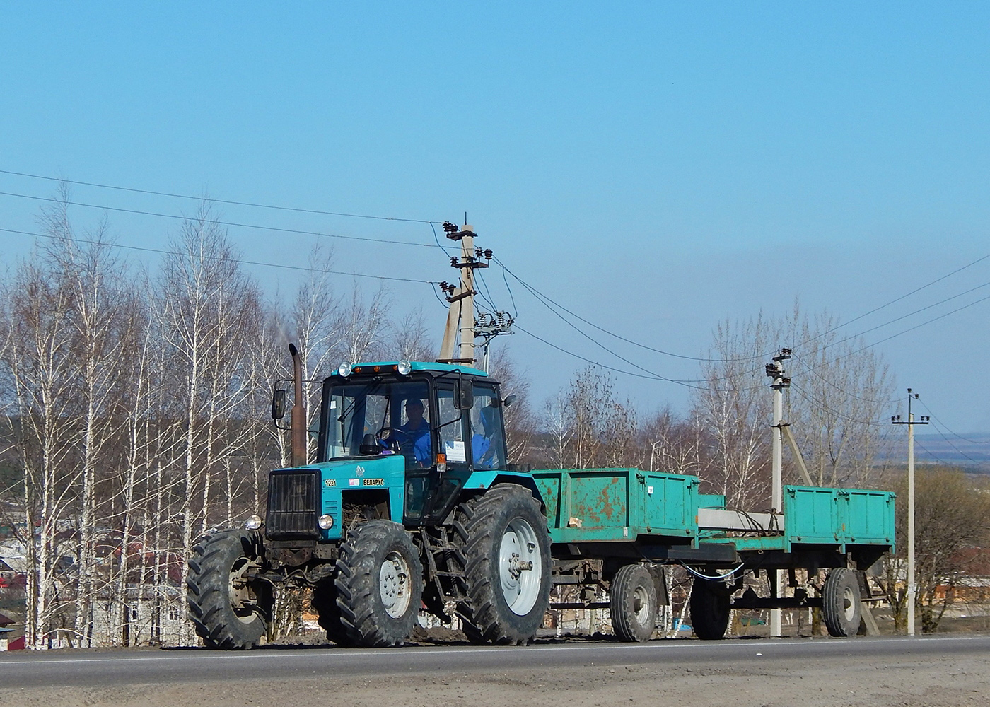 Трактор 1221 работы. Беларус-1221 трактор. Беларус-1221 трактор с прицепом. МТЗ 1221 С прицепом. Трактор Беларус 1221.2.