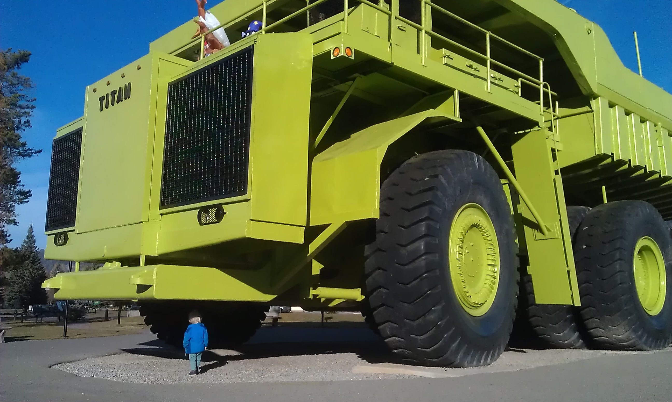 Большая машина трактор. Карьерный самосвал Liebherr t282b. Acco grader 160 тонн. Огромные машины. Самый большой трактор в мире.