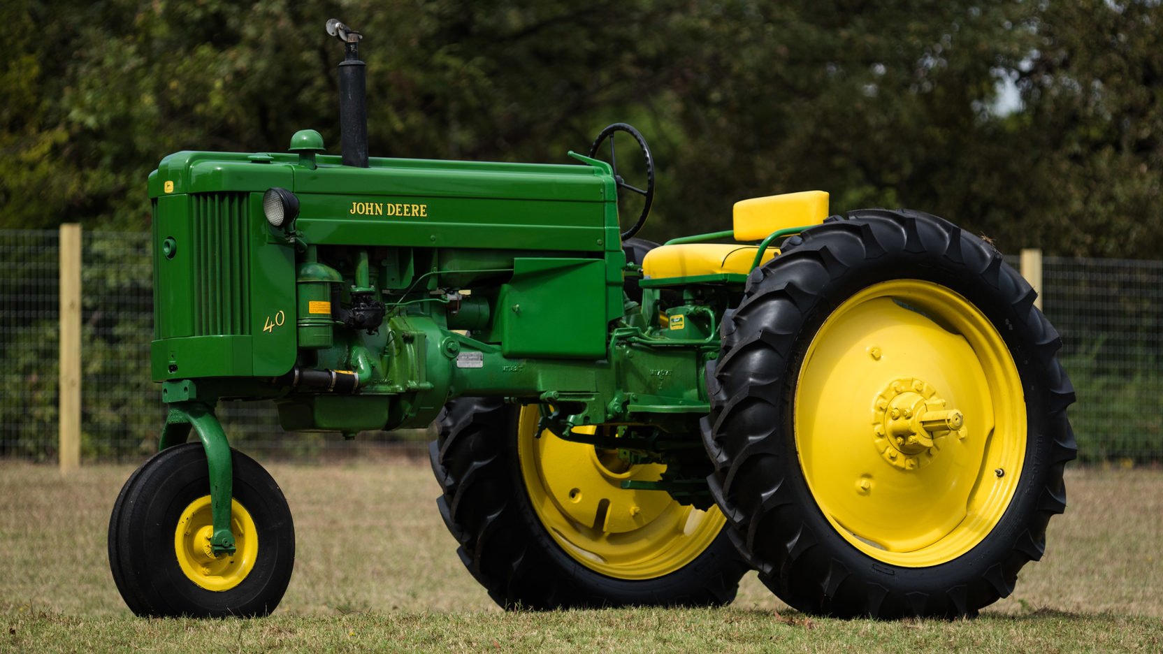 John Deere трактор