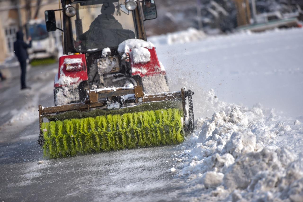 Трактора чистят дороги. Трактор для чистки тротуаров. Трактор для уборки снега. Маленький трактор для уборки снега. Трактор для расчистки автодорог.
