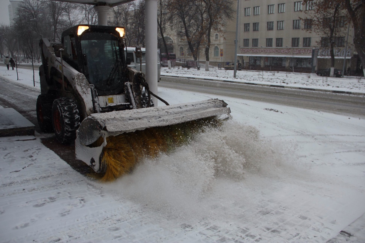 Трактора чистят дороги. Плужно щеточный снегоочиститель ПМ-130б. Машина для очистки тротуаров от снега. Трактор для чистки тротуаров. Уборка снега.