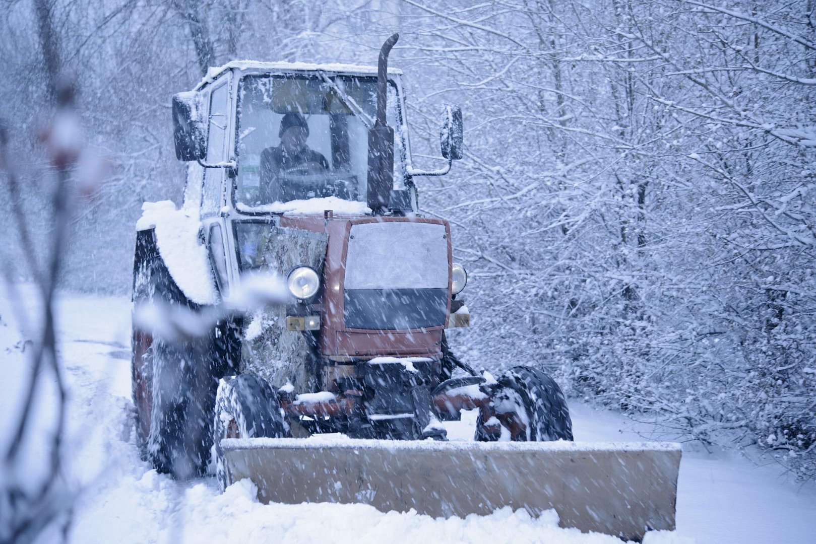 Трактора чистят дороги. Трактор зимой. Трактор снег. Трактор для чистки снега. Трактор убирает снег.