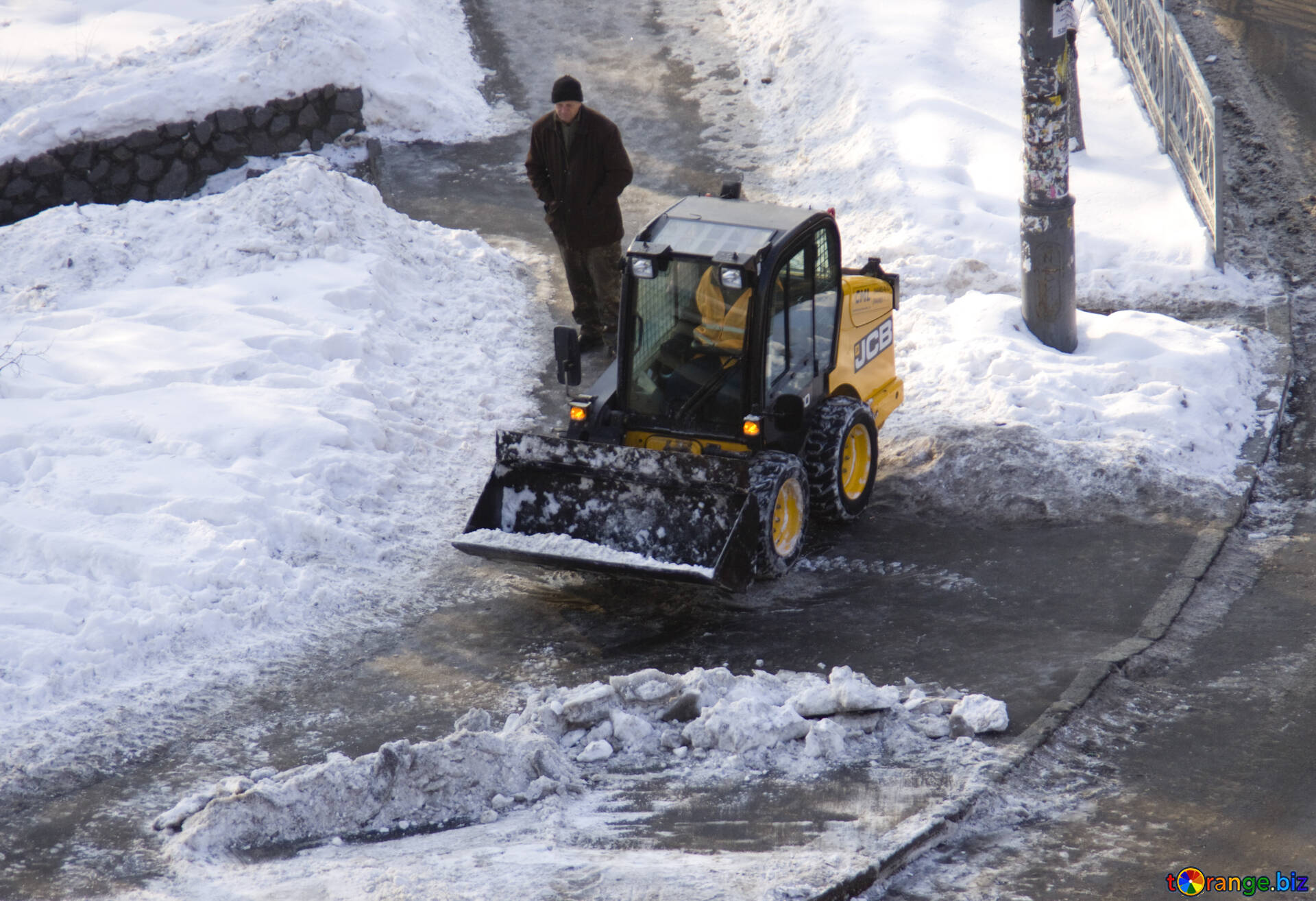 Трактора чистят дороги. Техника для уборки снега. Техника для чистки тротуаров от снега. Машина для уборки снега. Уборка снега.