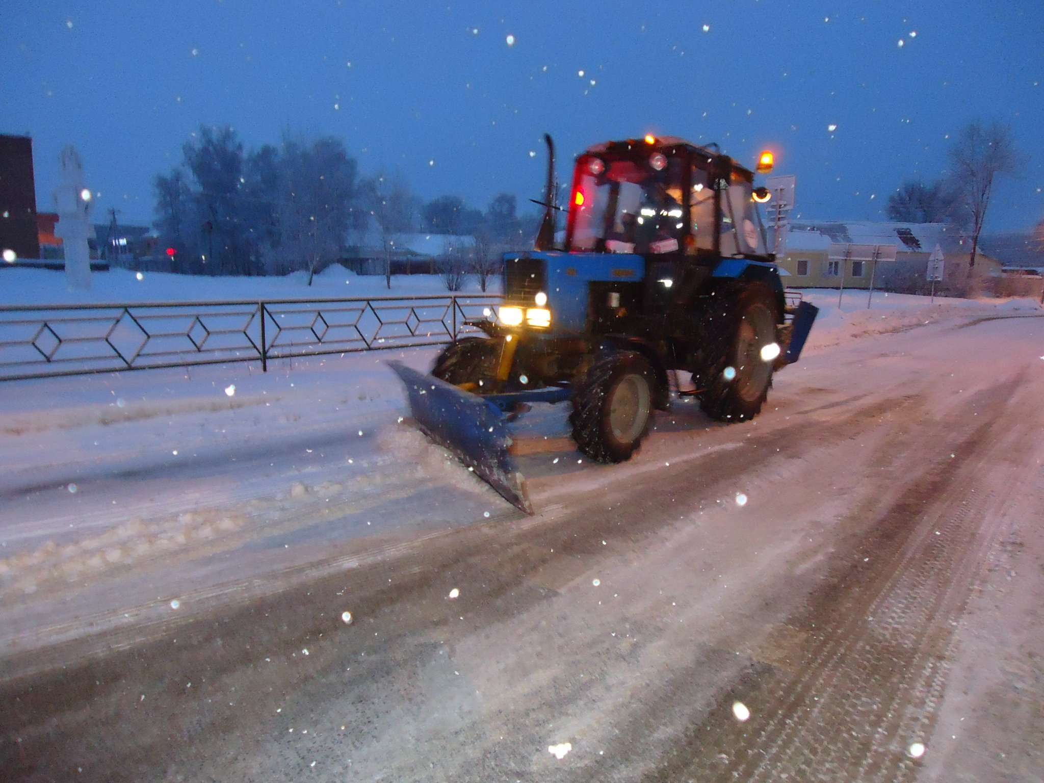 Трактора чистят дороги. Трактор МТЗ 82 убирает снег. МТЗ 2023. МТЗ 82 убирает снег. Трактор МТЗ 82 уборка снега.