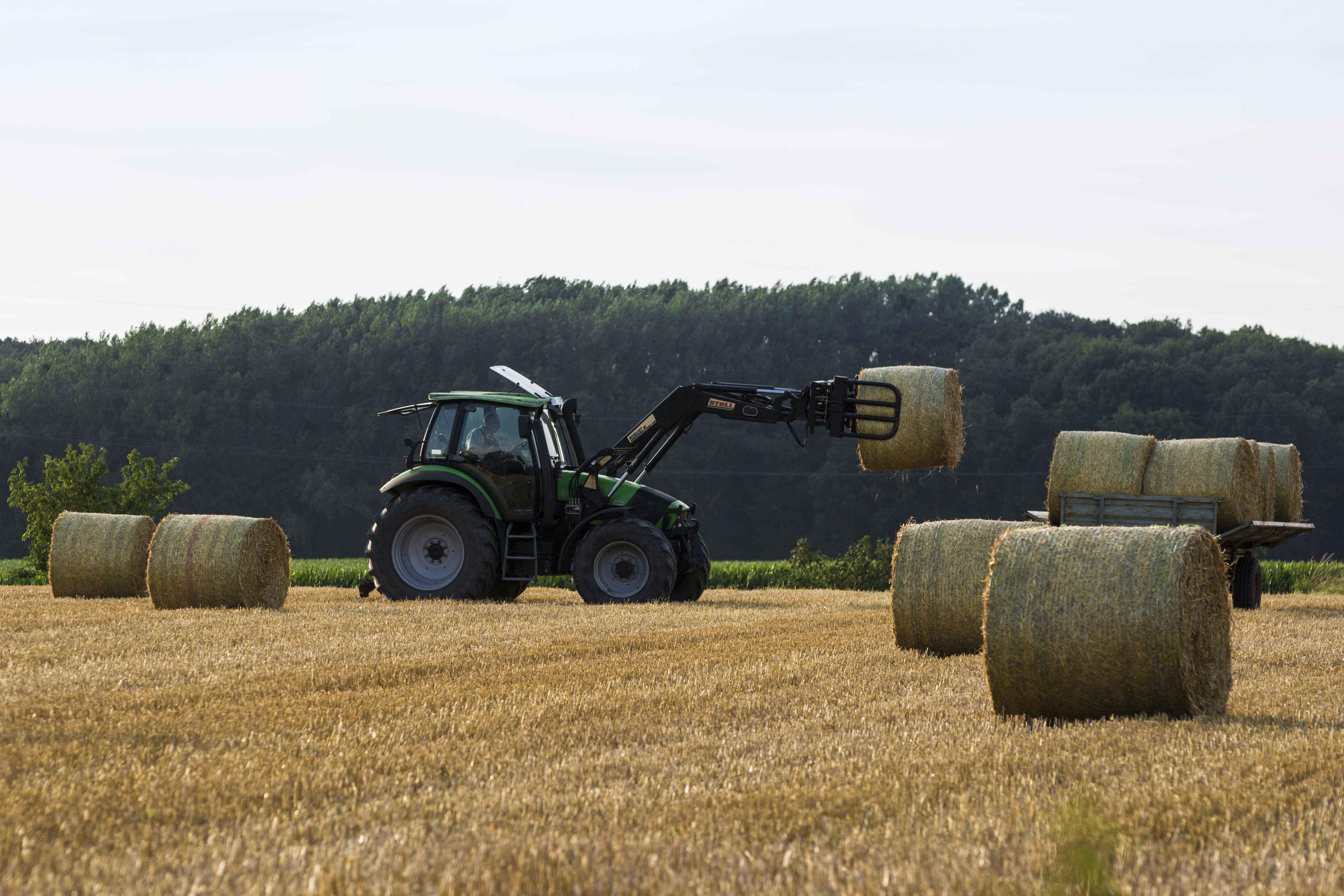 Технология уборки урожая. Трактор John Deer уборка сена. Farm tractor 900 сено. Трактор в поле. Уборка урожая.