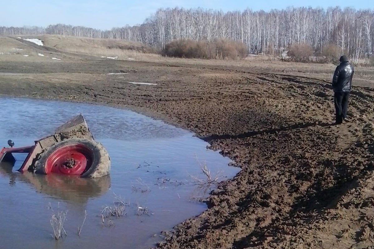 Трактор утонул. Утопленный трактор. Утопили трактор. Трактор в канаве.