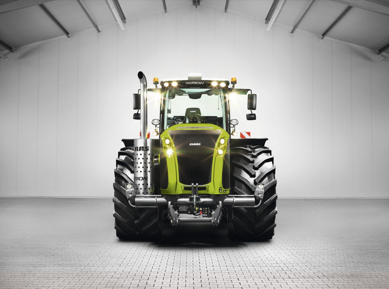 Трактор класс. Трактор CLAAS Xerion. CLAAS Xerion спецтехника. Клаас 9000 трактора. Трактор CLAAS 1920.