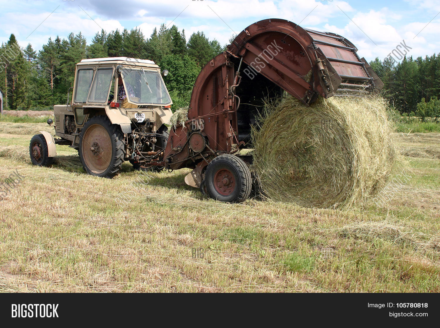 Машина которая косит сено сложное слово 4. Пресс для сена на трактор. Трактор собирает сено. Круглый трактор. Трактор собирает сено в тюки.