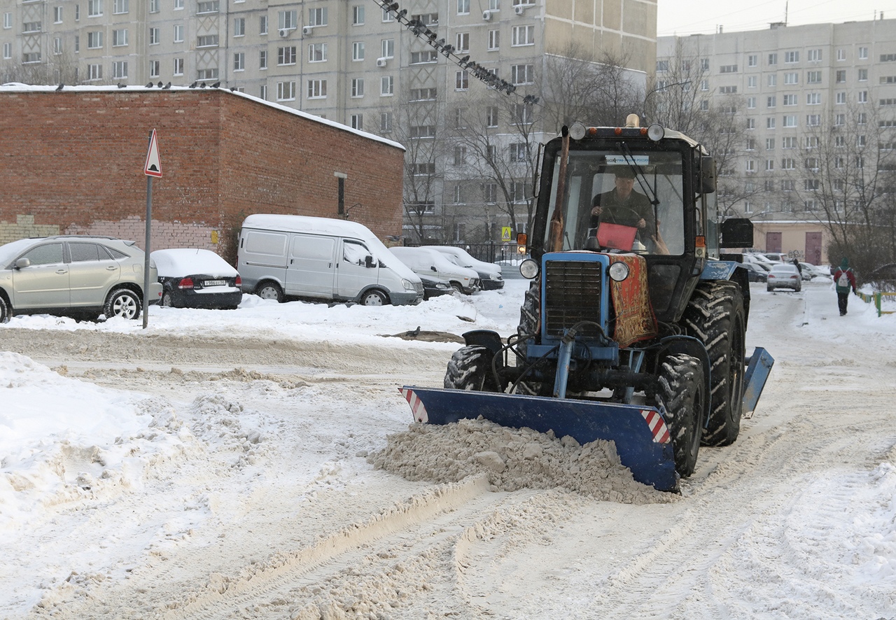 Трактор чистит снег. МТЗ 82 уборка снега. Уборка снега МТЗ. Расчистка снега трактором. Брактор Беларус уборка снега.