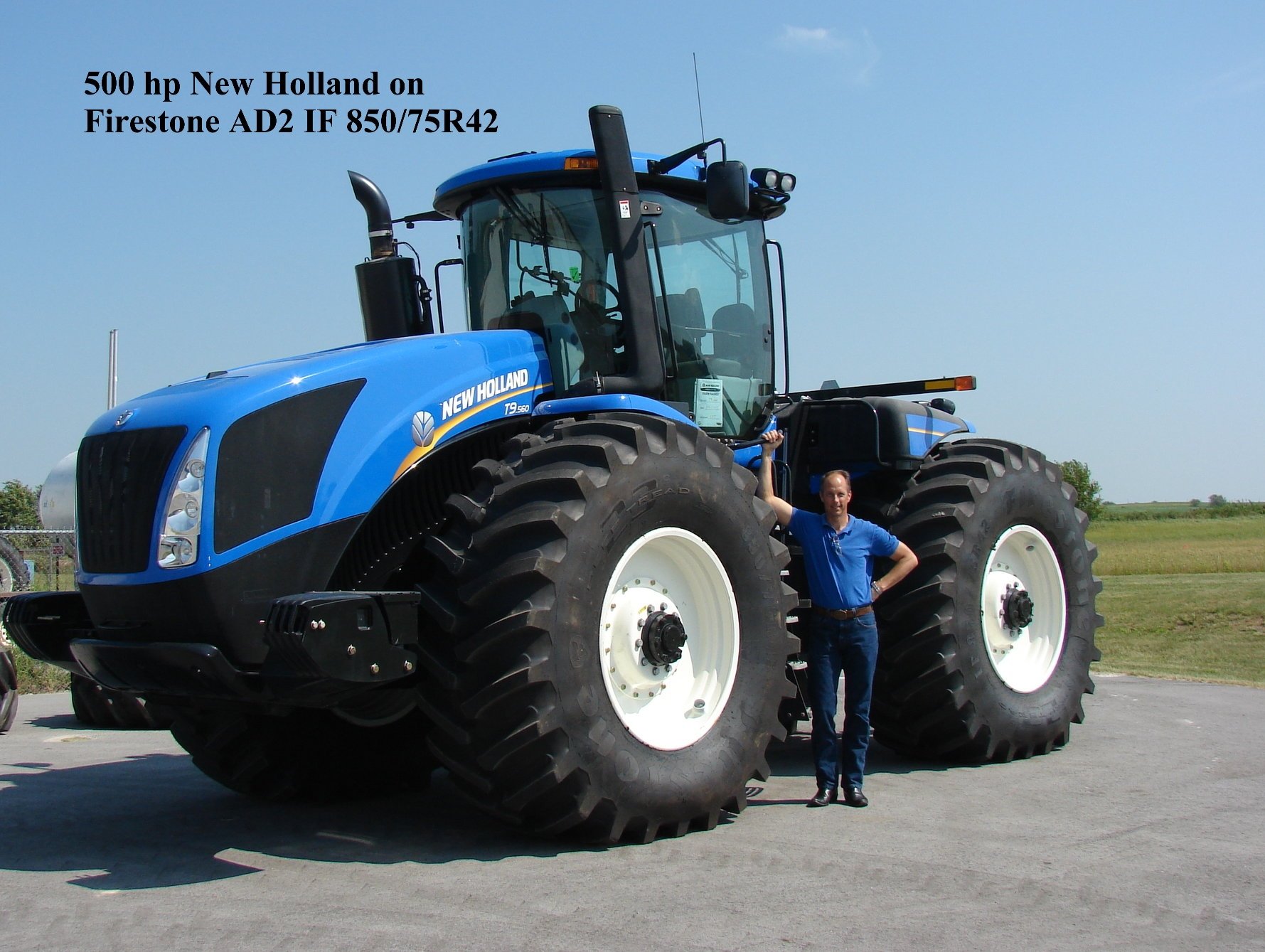 Показать больше трактора. New Holland 8 колес. Трактор Нью Холланд тг 285. Нью Холланд огромный трактор. Нью Холланд с большими колесами.