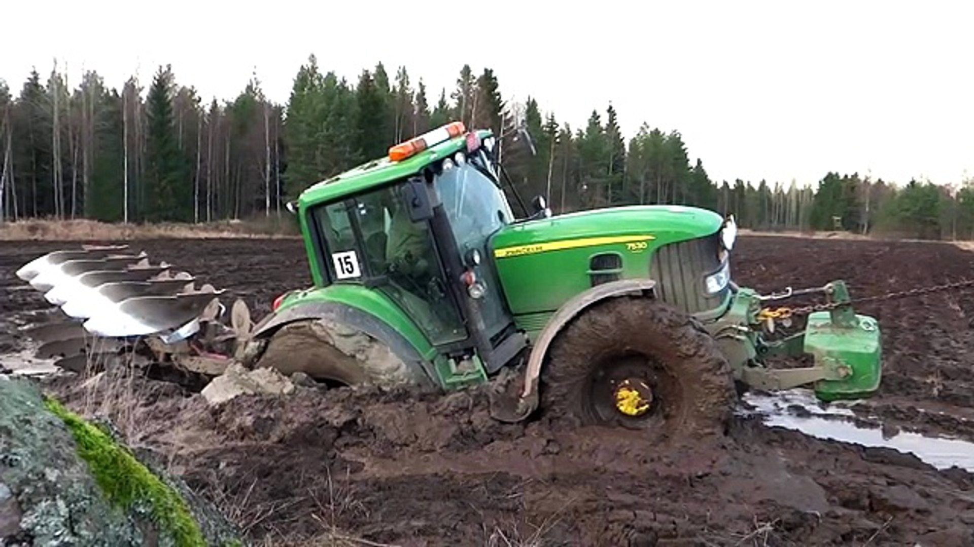 Фэнд видео. Джон Дир в грязи. Трактора в грязи. Трактор для болота. Трактор в болоте.