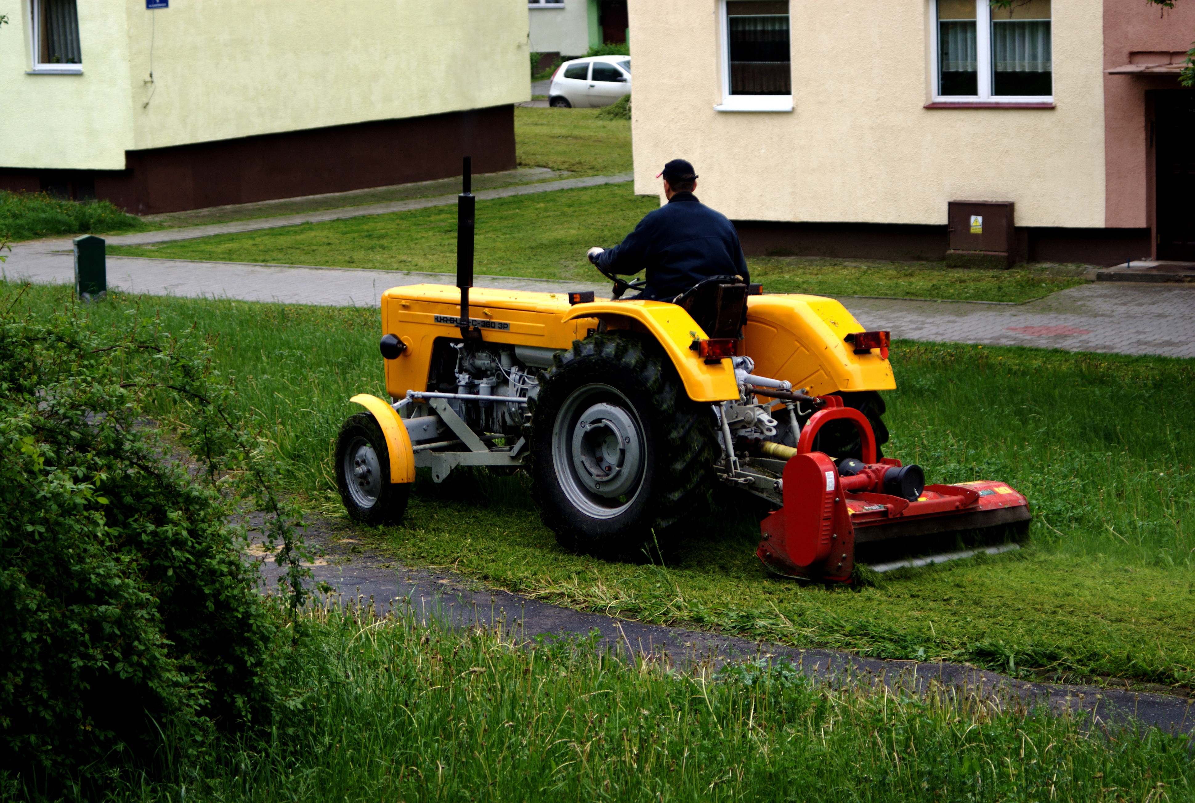 Работа мини тракторов. Минитрактор для покоса травы. Трактор для покоса газона. Трактор для кошения травы. Трактор косит траву.