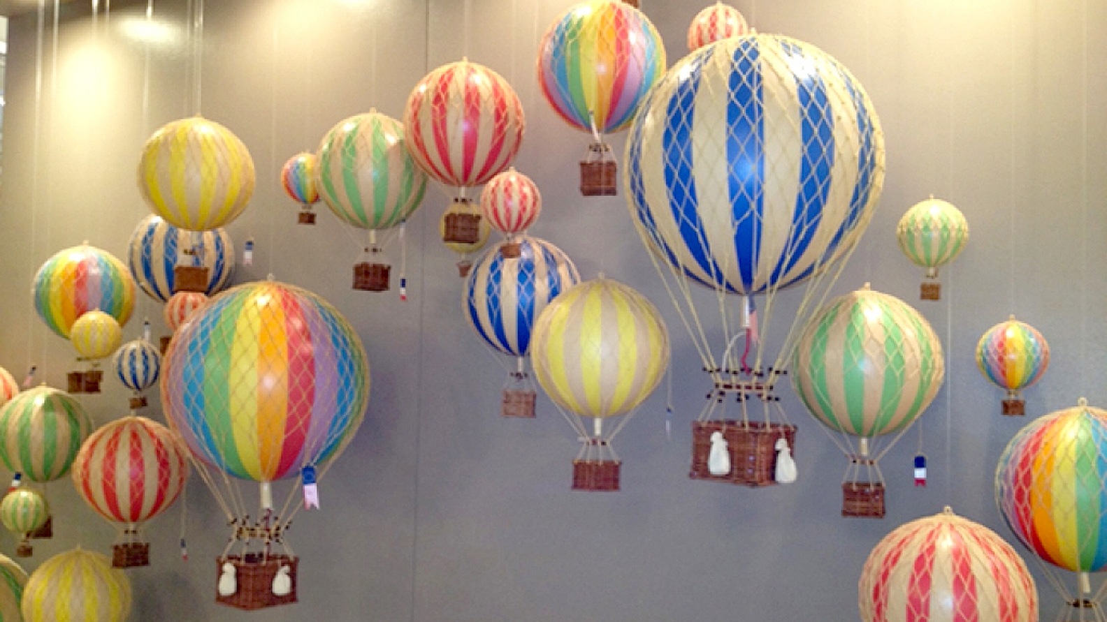 Воздушный шар утренник. Воздушный шар украшение. Воздушный шар декорация. Украшение в стиле воздушный шар. Украшение зала в ДОУ воздушный шар.