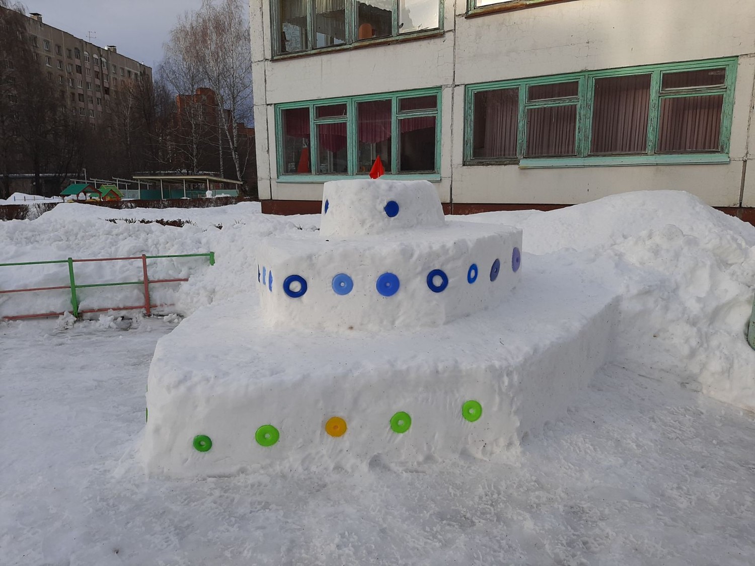 Детский сад снежок. Зимние постройки. Снежные постройки. Снежные постройки в детском саду. Конкурс снежных построек в детском саду.