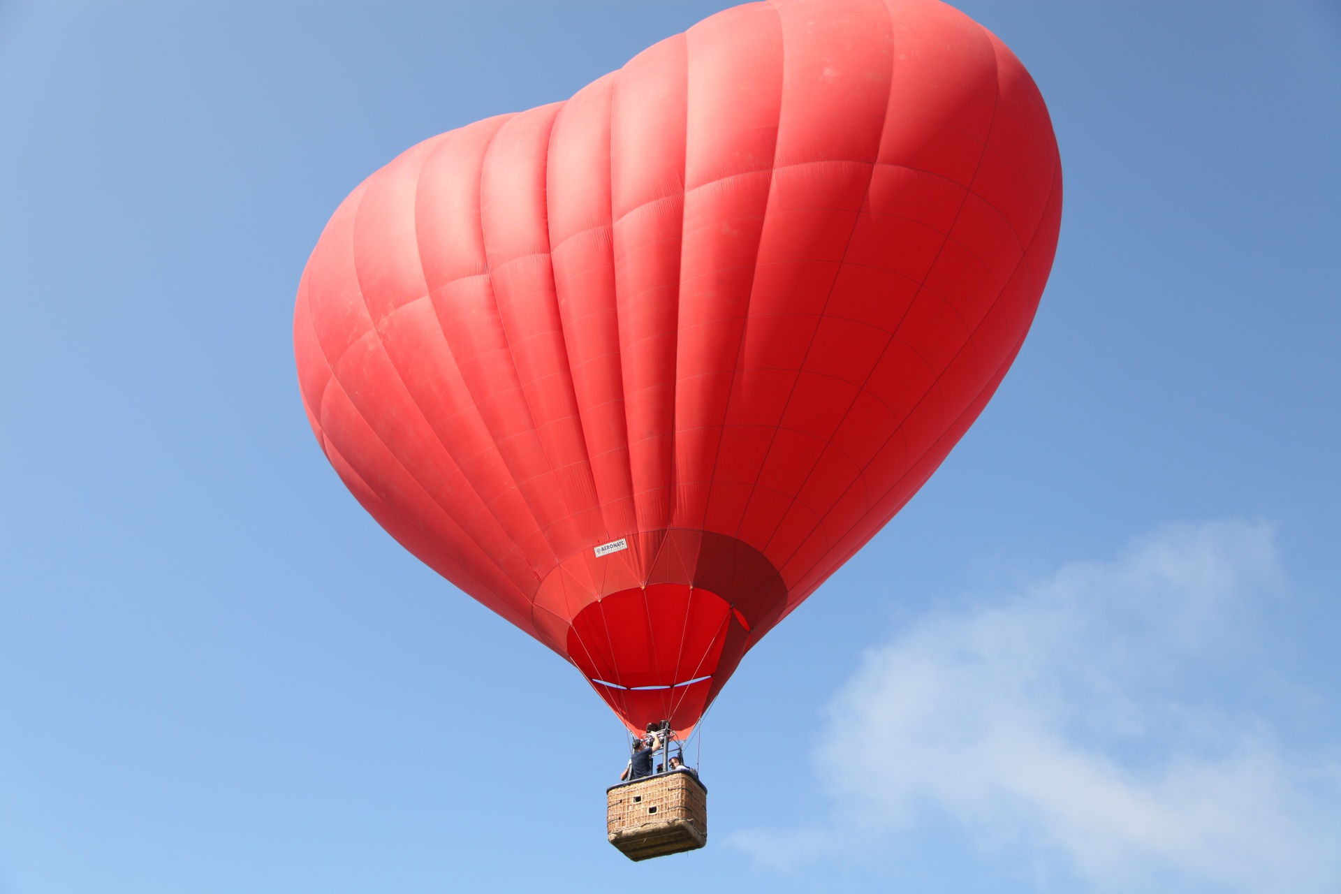 Шар воздушный с корзиной купить для полетов. Воздушный шар. Воздушный шар «сердце». Воздушный шар полет. Воздушный шар аэростат.