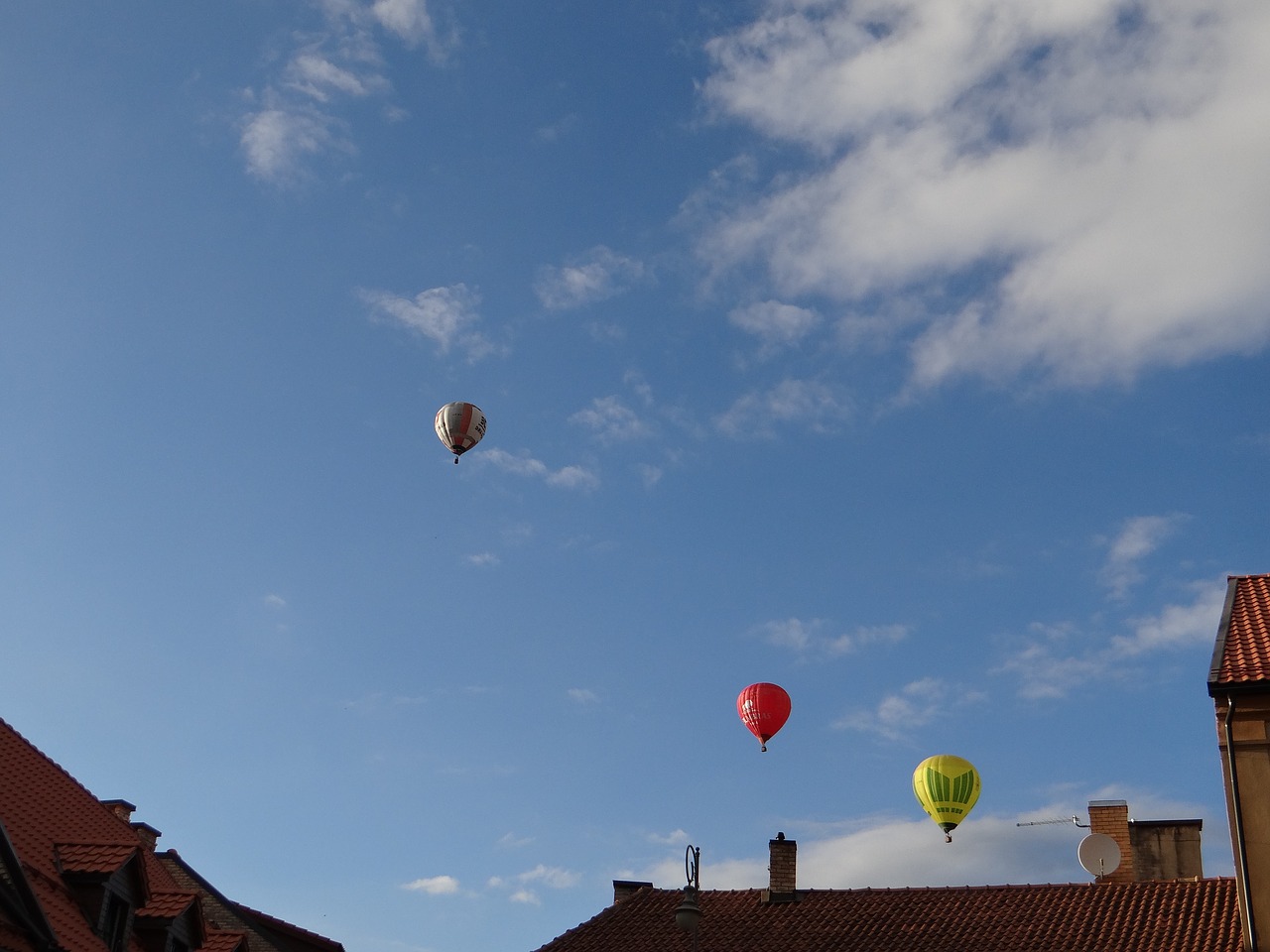 Багряный шар. Воздушный шар над крышами домов. Makedonia litaiushi Shari. Домик в полете шариками. Дом летит на воздушных шарах.