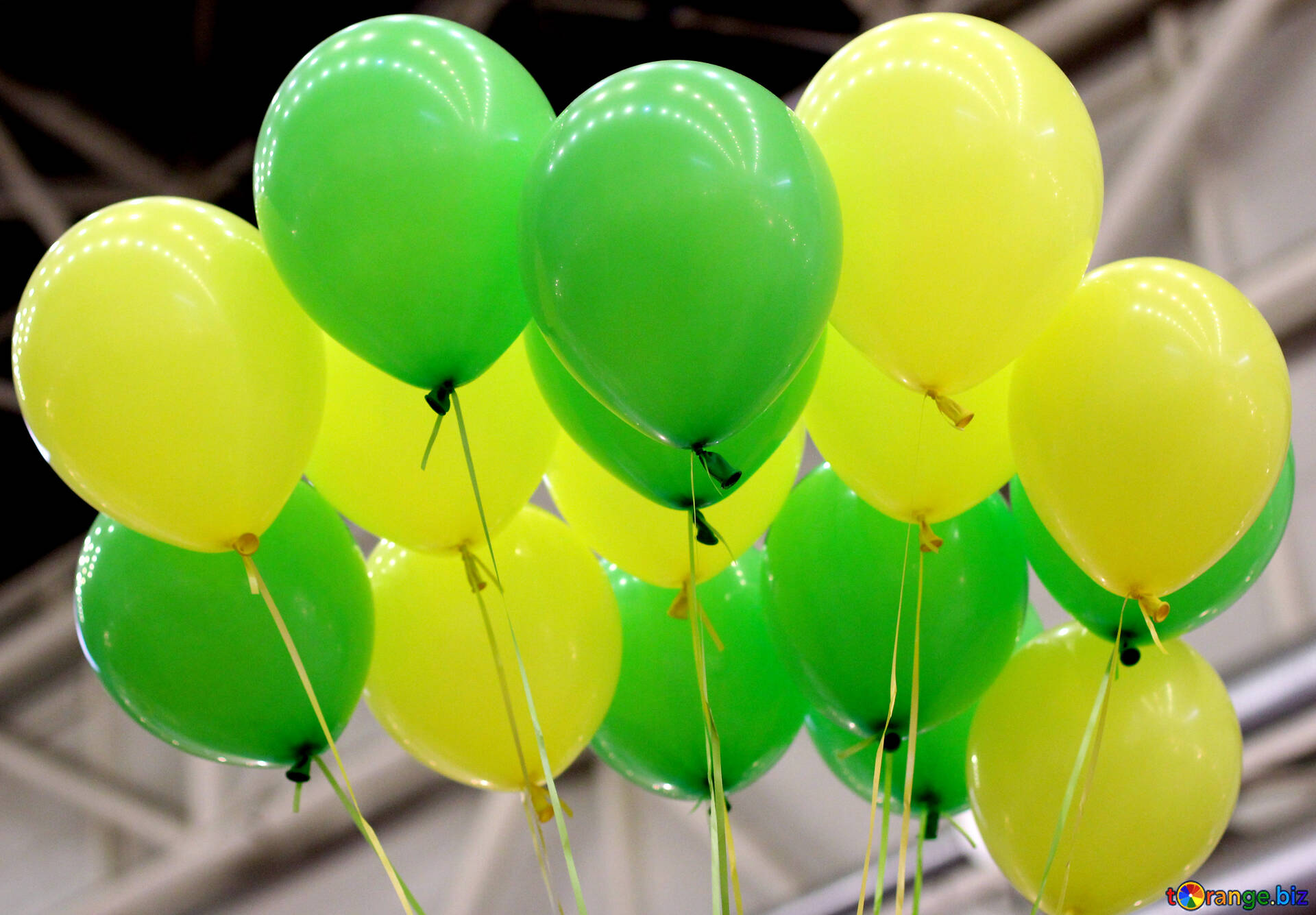Воздушный шар смоленск. Воздушный шарик. Яркие воздушные шары. Желтые воздушные шары. Воздушные шары в зеленых тонах.