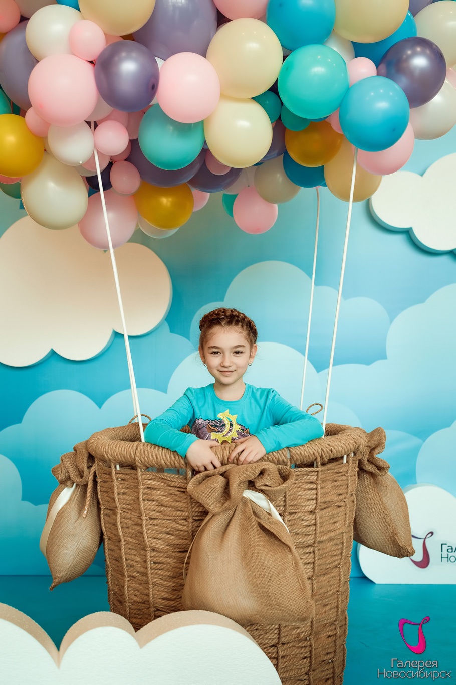 Корзина с шаром для фотосессии. Детская фотозона. Фотозона воздушный шар с корзиной. Фотозона на детский день рождения. Фотозона с воздушным ШАРОМШАРОМ.