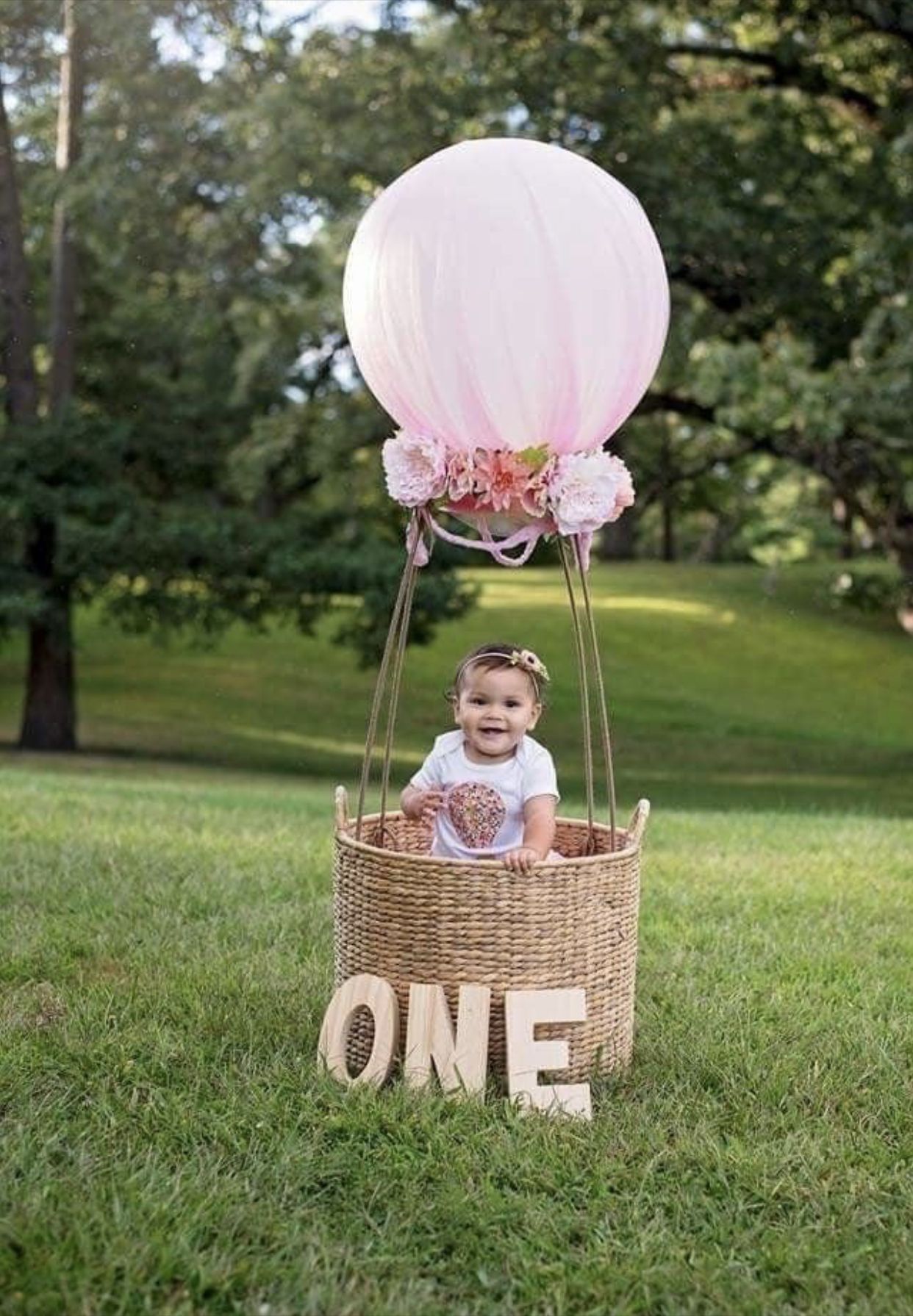 Фотозона корзина. Воздушный шар с корзиной для фотосессии. Воздушный шар с корзиной для фотозоны. Фотозона на 2 года девочке. Корзина с шаром для фотосессии ребенку.
