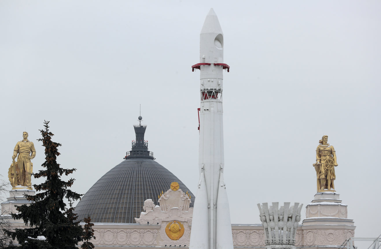 Вднх восточный. ВДНХ павильон космос ракета Восток. ВДНХ макет ракеты-носителя Восток и павильон космос. Макет Востока на ВДНХ. Павильон космос на ВДНХ зимой.