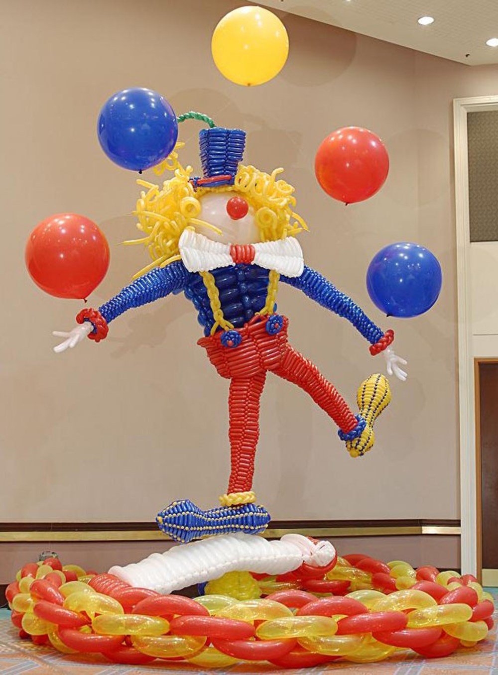 Клоун с шарами. Фигуры из воздушных шаров. Клоун из шаров. Клоун из воздушных шаров. Фигура клоуна из шаров.