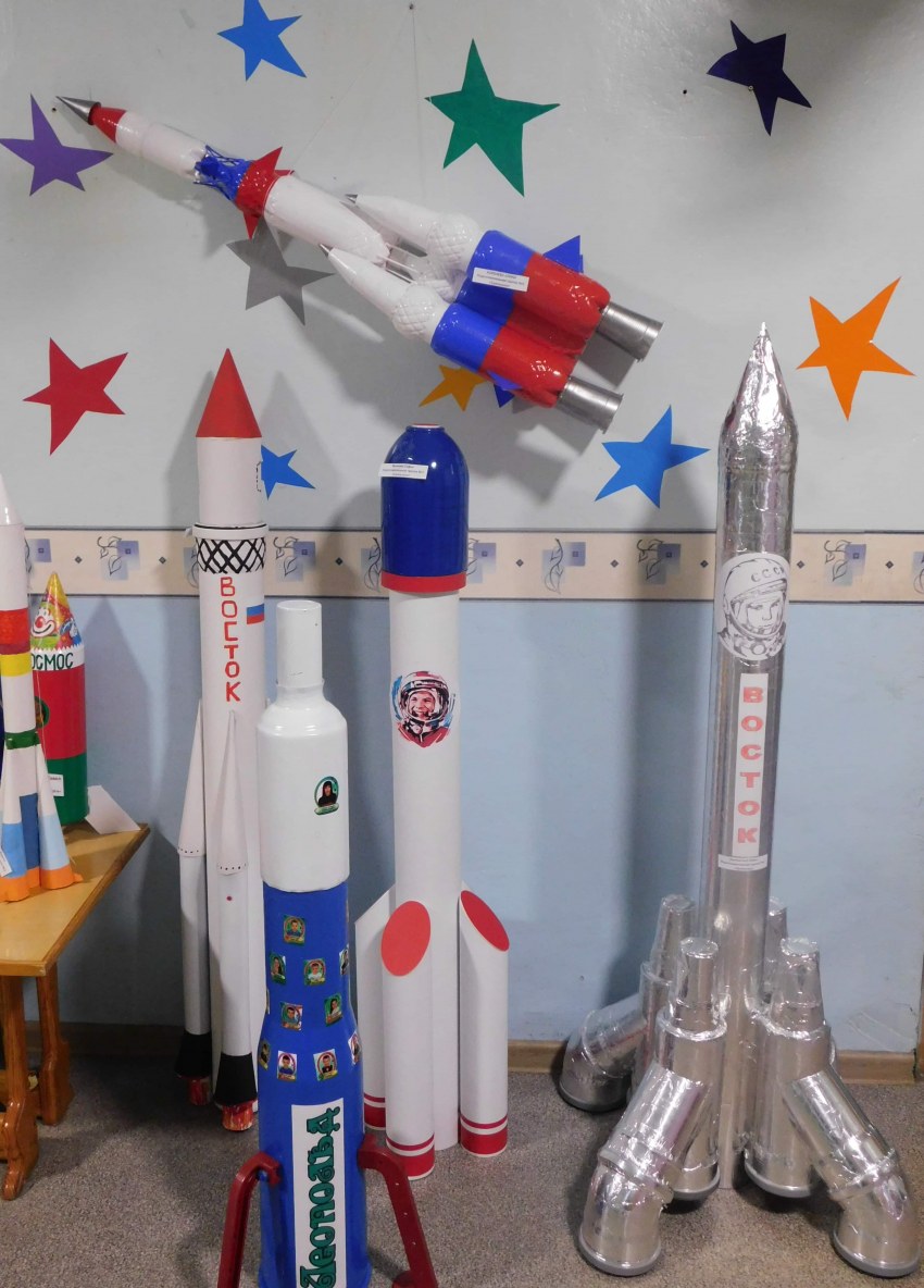 Макет ракеты для детей своими руками. Поделки на тему космос. Ракета поделка. Полелка на темускосмос. Под делка на тему космос.