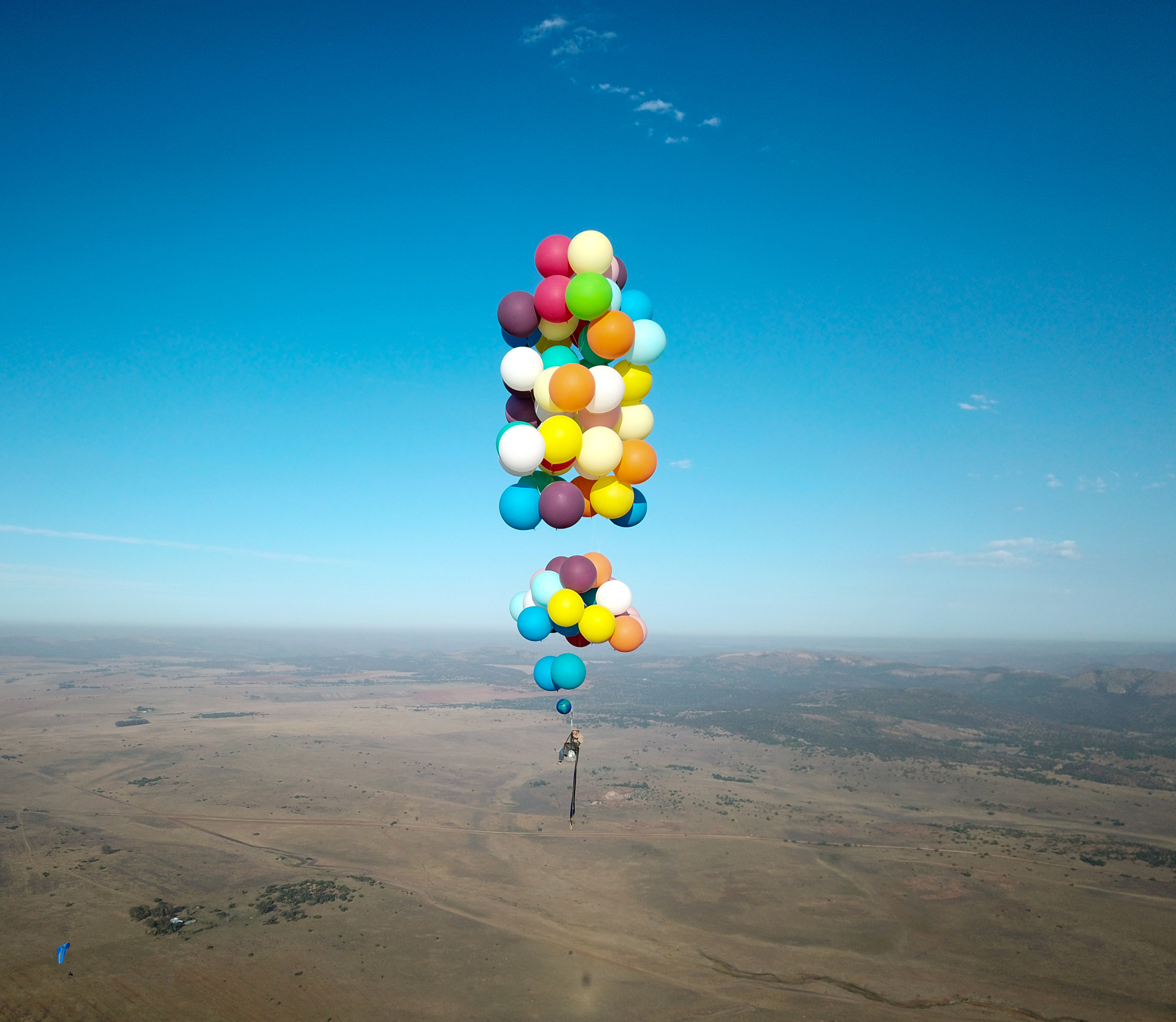 Воздушный шар на дороге. Воздушные шары. Воздушный шарик. Летающие воздушные шары. Vozdushnyye shar.