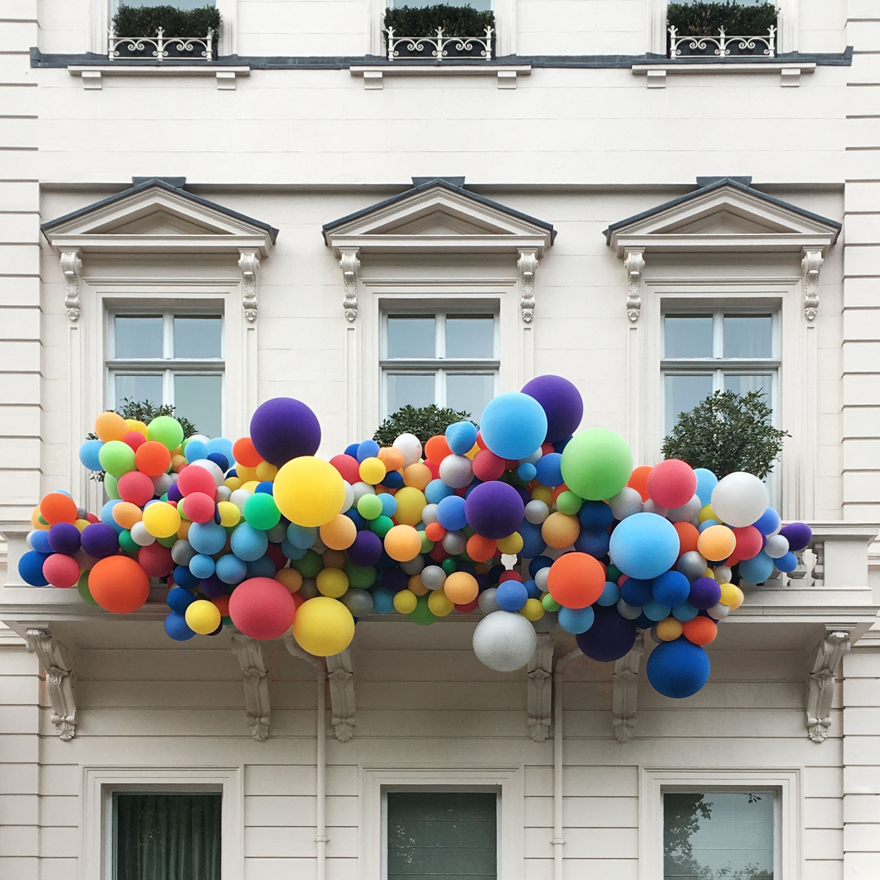Купить дом шарами. Гирлянда из шаров. Гирлянда из шаров на фасад. Украшение фасада шарами. Украшение окон воздушными шарами.