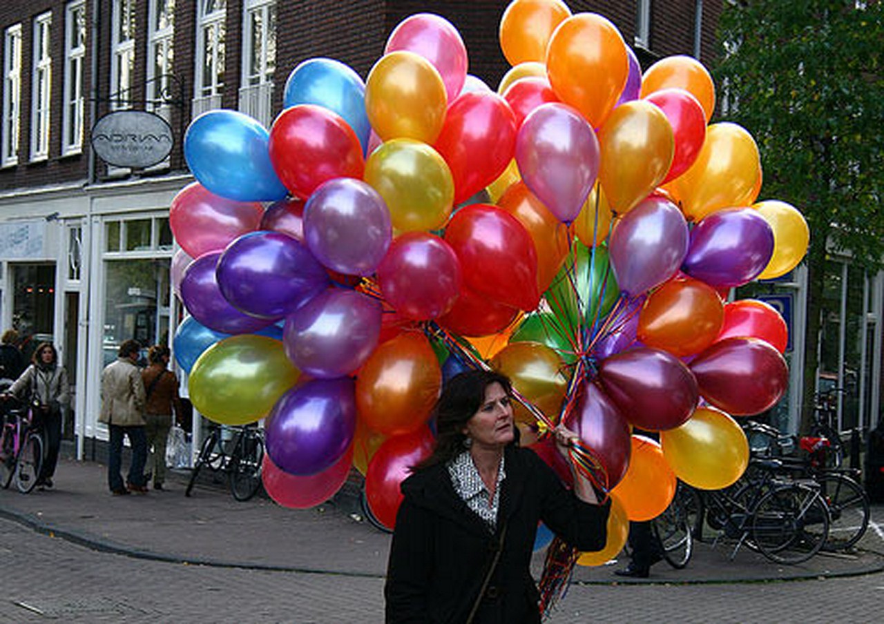 Продавец воздушные шары. Воздушные шары. Шары надувные. Гелиевые шары. Воздушный шарик.