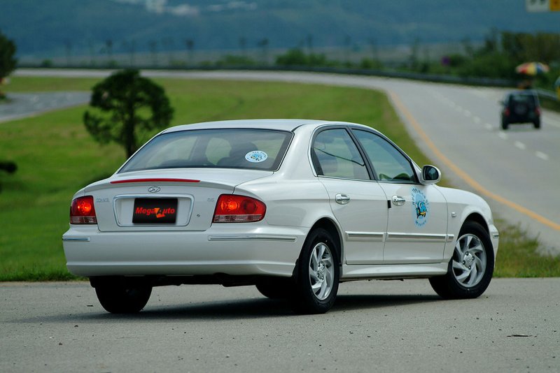 Hyundai Sonata EF 2.0