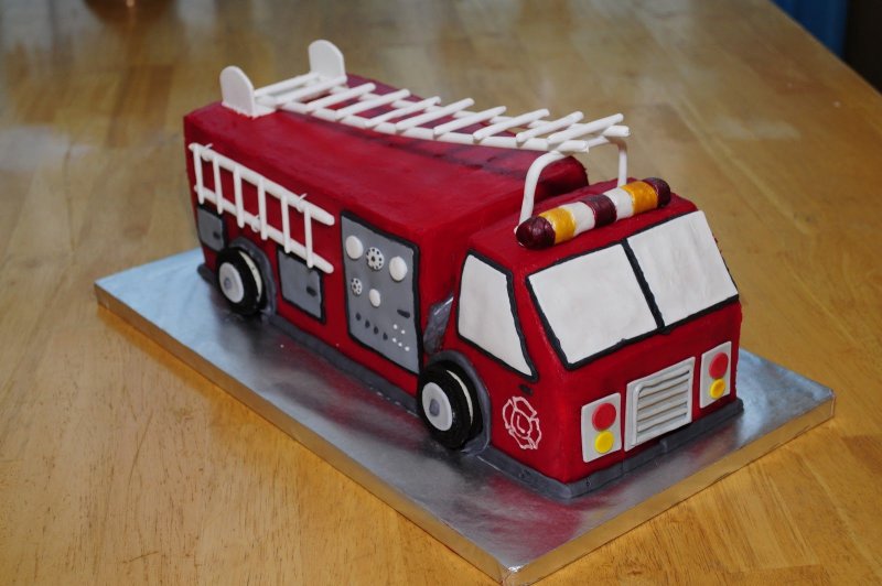 Торт пожарная машина из крема