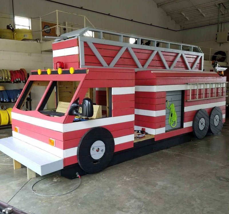 Деревянная пожарная машина