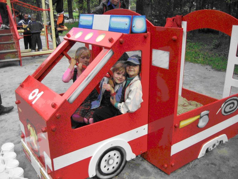Пожарная машина для детской площадки