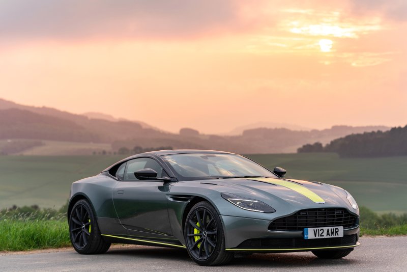Машина Aston Martin db11