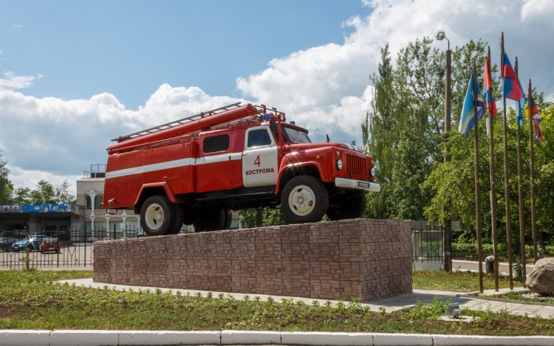 Памятник пожарной машине в Костроме